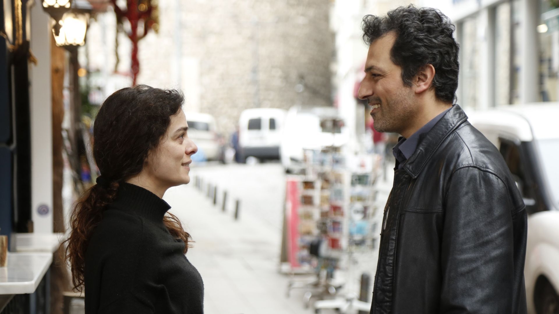 Ozge Ozpirincci (Bahar Cesmeli) e Feyyaz Duman (Arif) in una scena de La forza di una donna 2