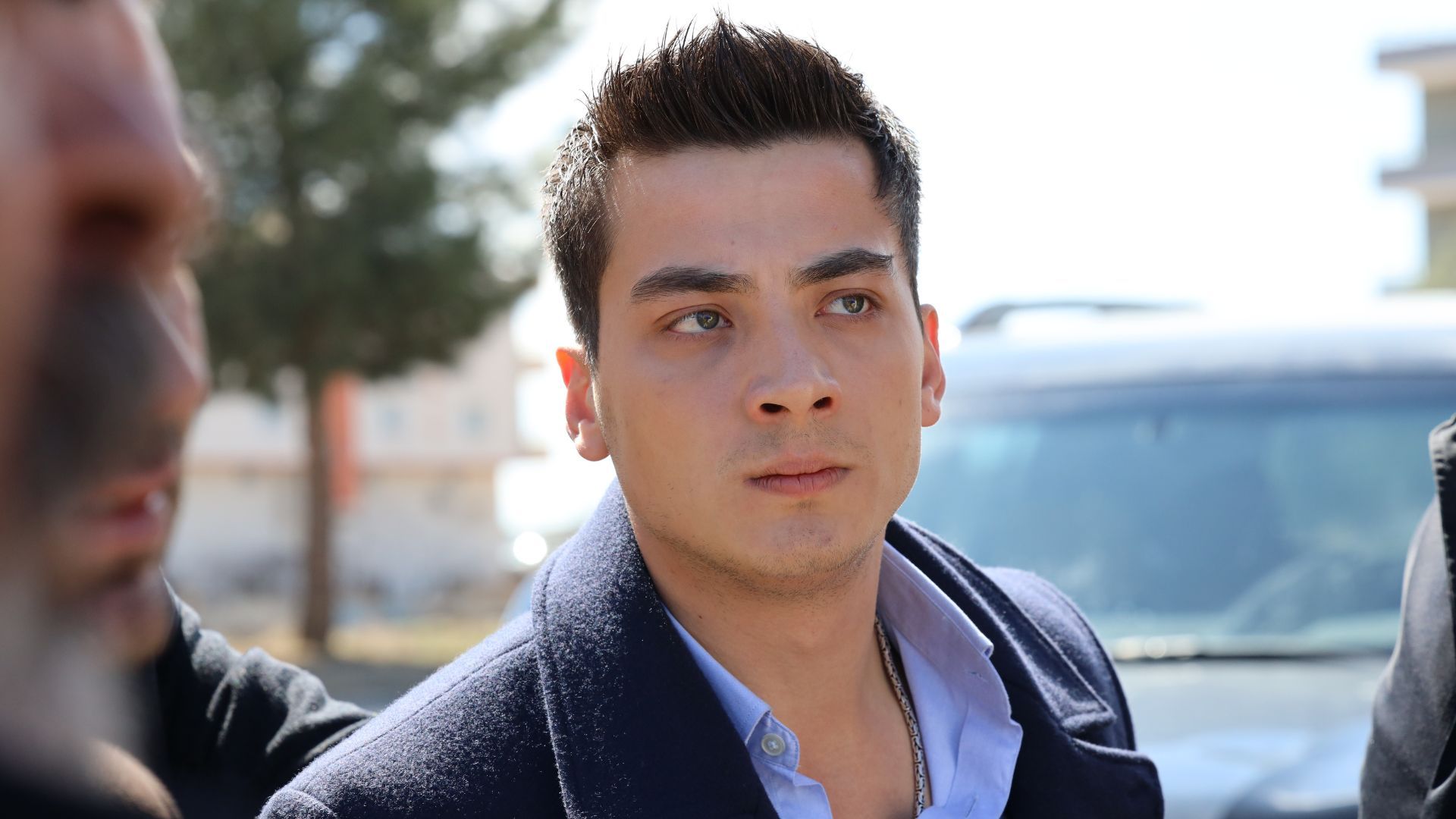 Atakan Ozkaya (Kaya) in una scena di Far away