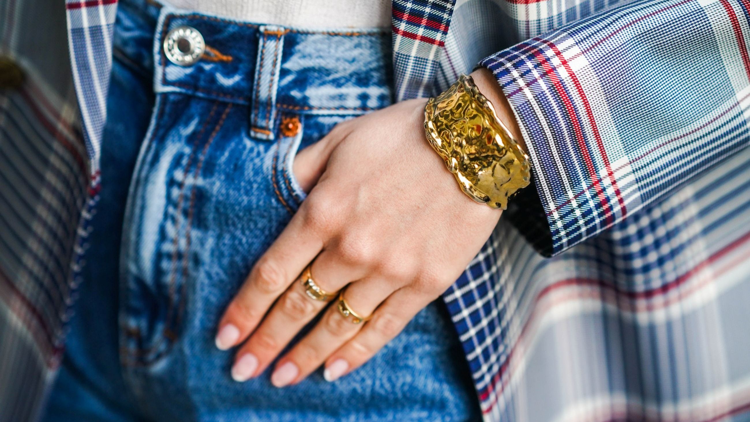 Marine Blanpain indossa un bracciale dorato, una giacca oversize a quadri blu e rossi di Gant, una t-shirt bianca di Loavies, jeans blu di Pull & Bear e anelli dorati, il 26 febbraio 2021 a Parigi, Francia - Credits: Getty Images
