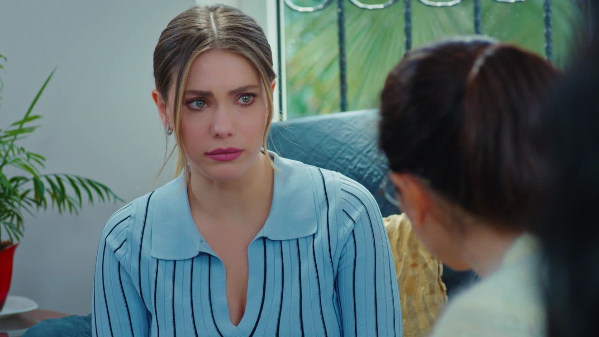 Eda Ece (Yildiz) in una scena di Forbidden Fruit 4
