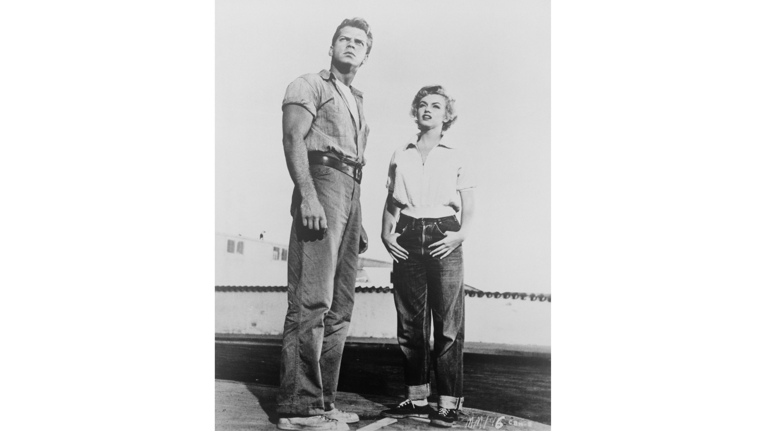 Gli attori americani Keith Andes e Marilyn Monroe, nei panni di Joe Doyle e Mae Doyle D'Amato, in una scena del film 'Clash By Night', diretto da Fritz Lang, 1952 - Credits Getty Images