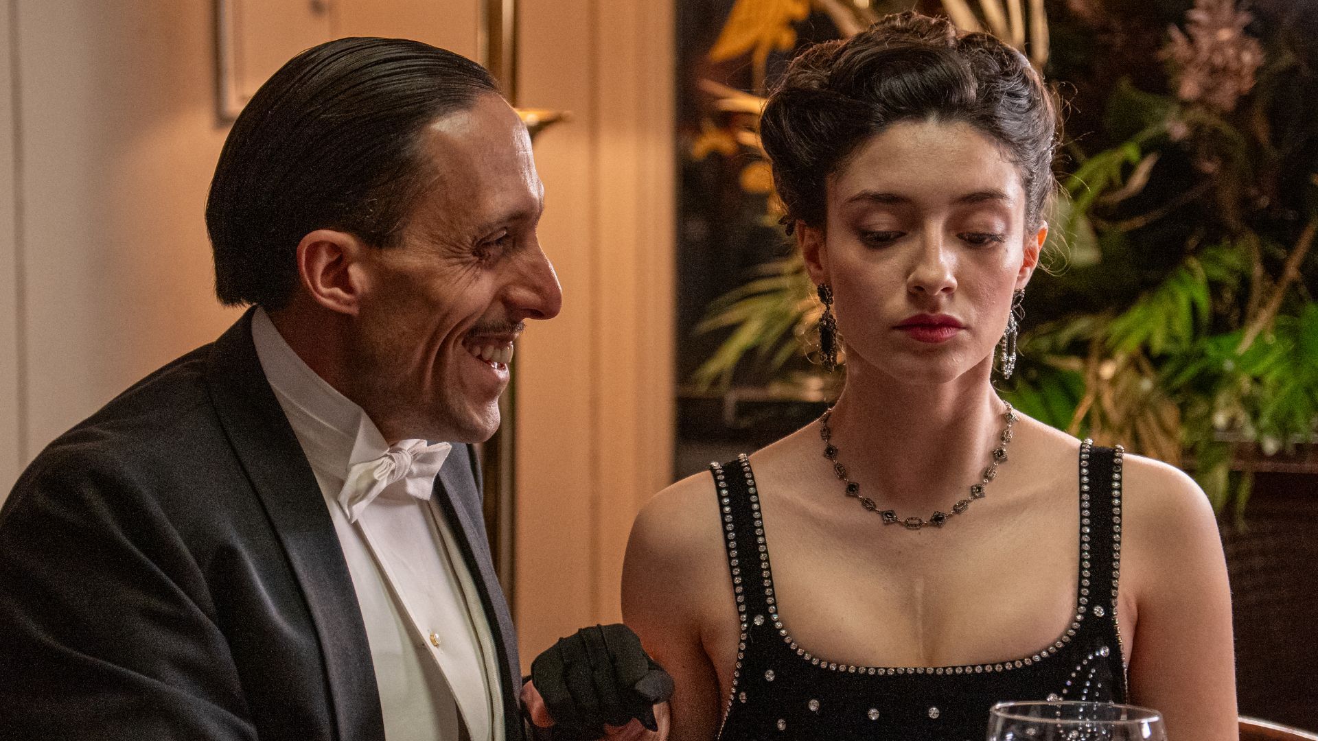 Hector Otones (Basilio) e Marta Costa (Angela) in una scena de La promessa