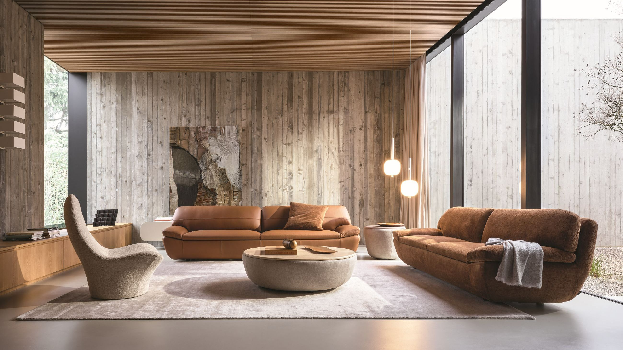 Una parete effetto legno crea subito un’idea di calore in casa, esaltata dal divano Deck disegnato da Daniele Lo Scalzo Moscheri per Ditre Italia - Credits: Courtesy Ditre Italia 