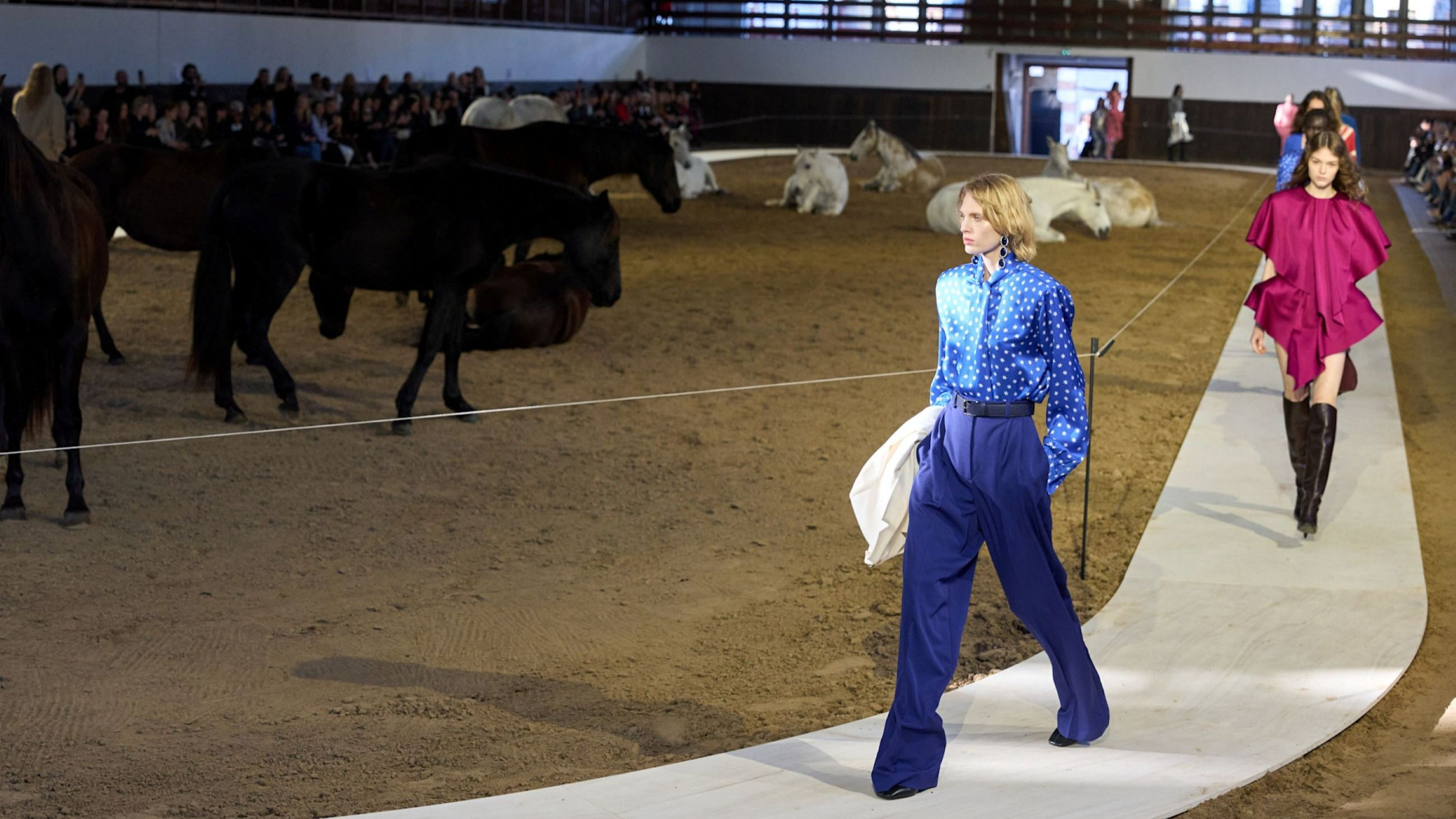 La collezione di Stella McCartney per il prossimo Autunno/Inverno 2026-2027 sfila all’interno di un maneggio parigino - Credits: Launchmetrics.com/Spotlight