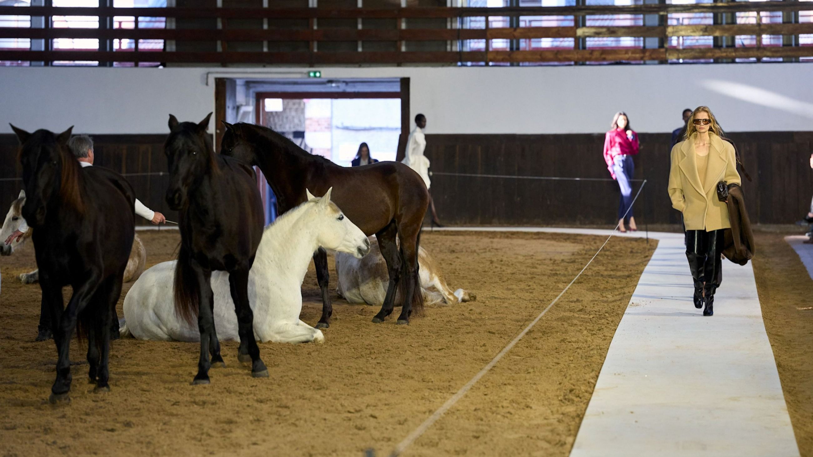 La collezione di Stella McCartney per il prossimo Autunno/Inverno 2026-2027 sfila all’interno di un maneggio parigino - Credits: Launchmetrics.com/Spotlight