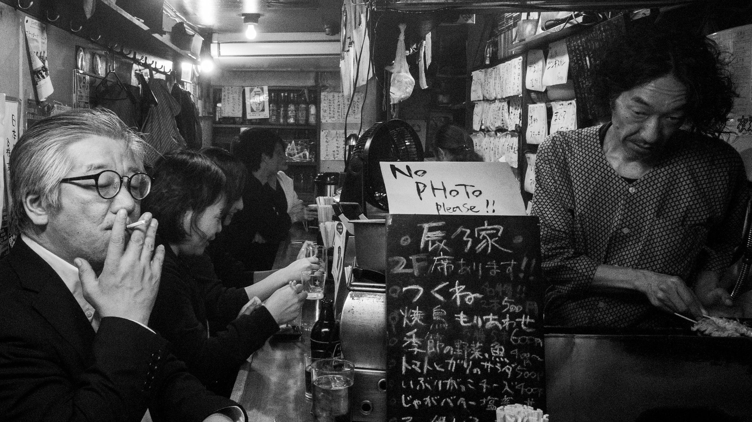 Angelo Ferrillo – Un izakaya nascosto, luci basse, fumo e conversazioni spezzate