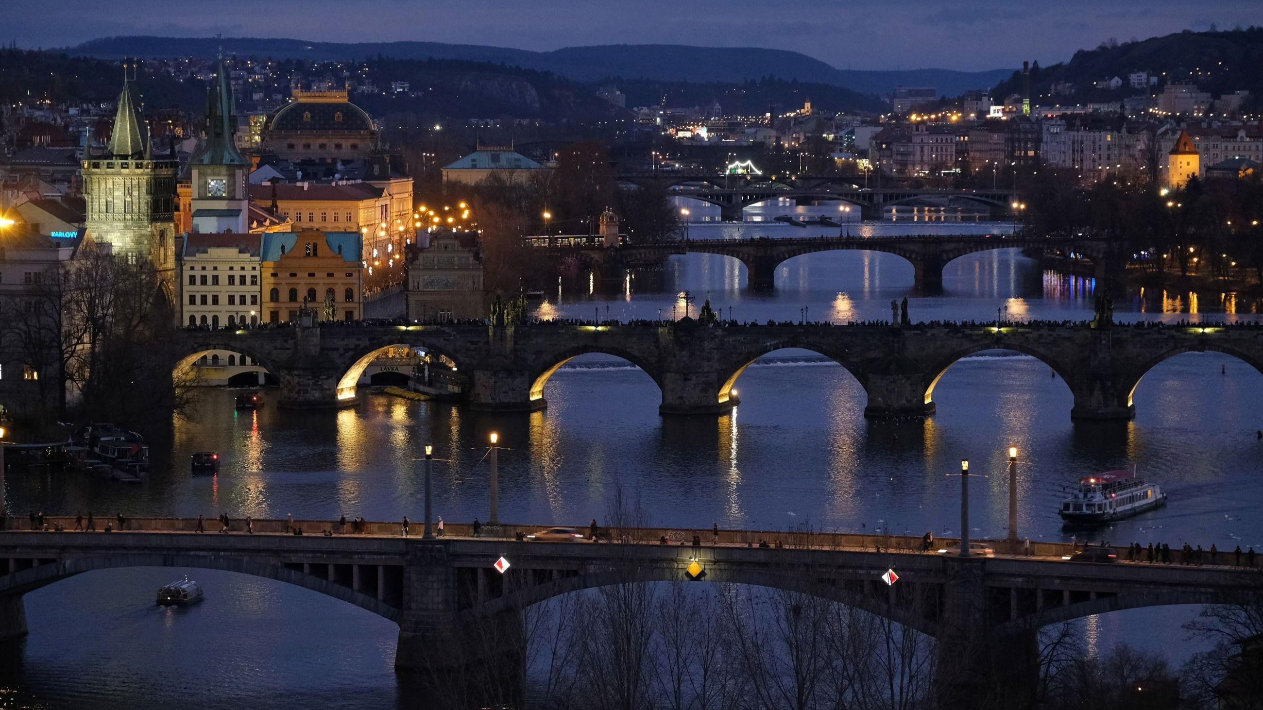Il fiume Moldava e il Ponte Carlo (il secondo dal basso), nel centro della città al crepuscolo, Praga - Credits Getty Images 