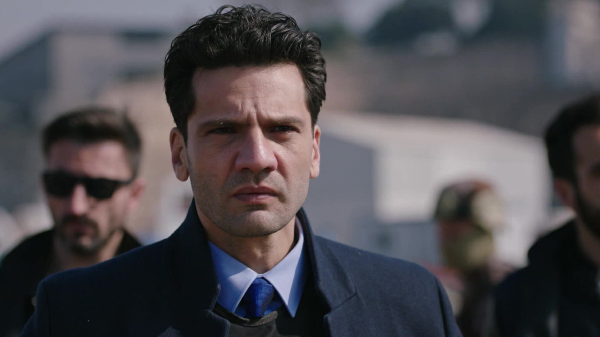 Kaan Urgancioglu (Ilgaz) in una scena di Segreti di famiglia 2