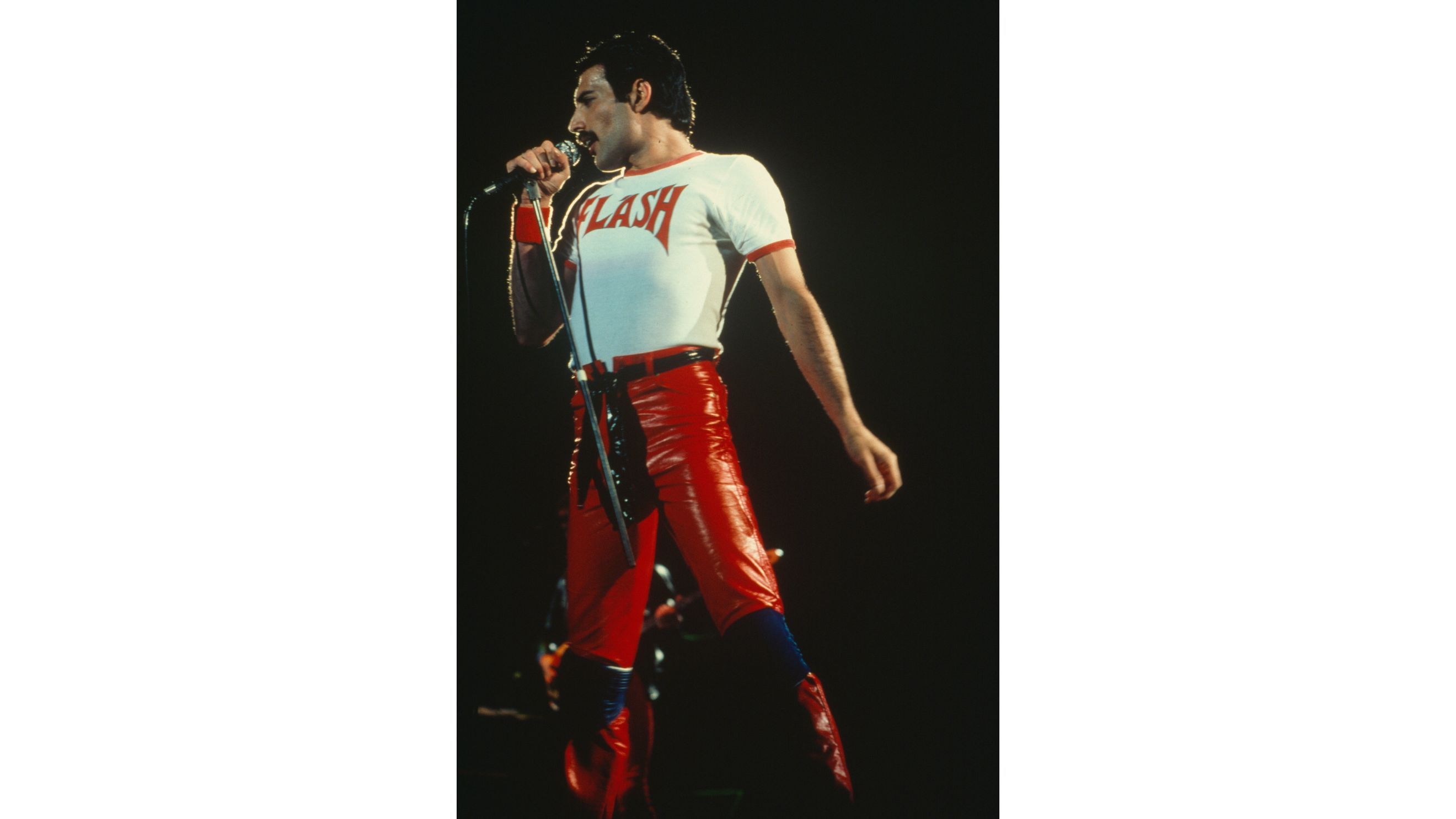 Freddie Mercury si esibisce indossando una maglietta con la scritta “Flash” alla Sports Arena di San Diego, in California, Stati Uniti, il 5 luglio 1980. (Foto di David TanShinko MusicGetty Images) - Courtesy Press Office