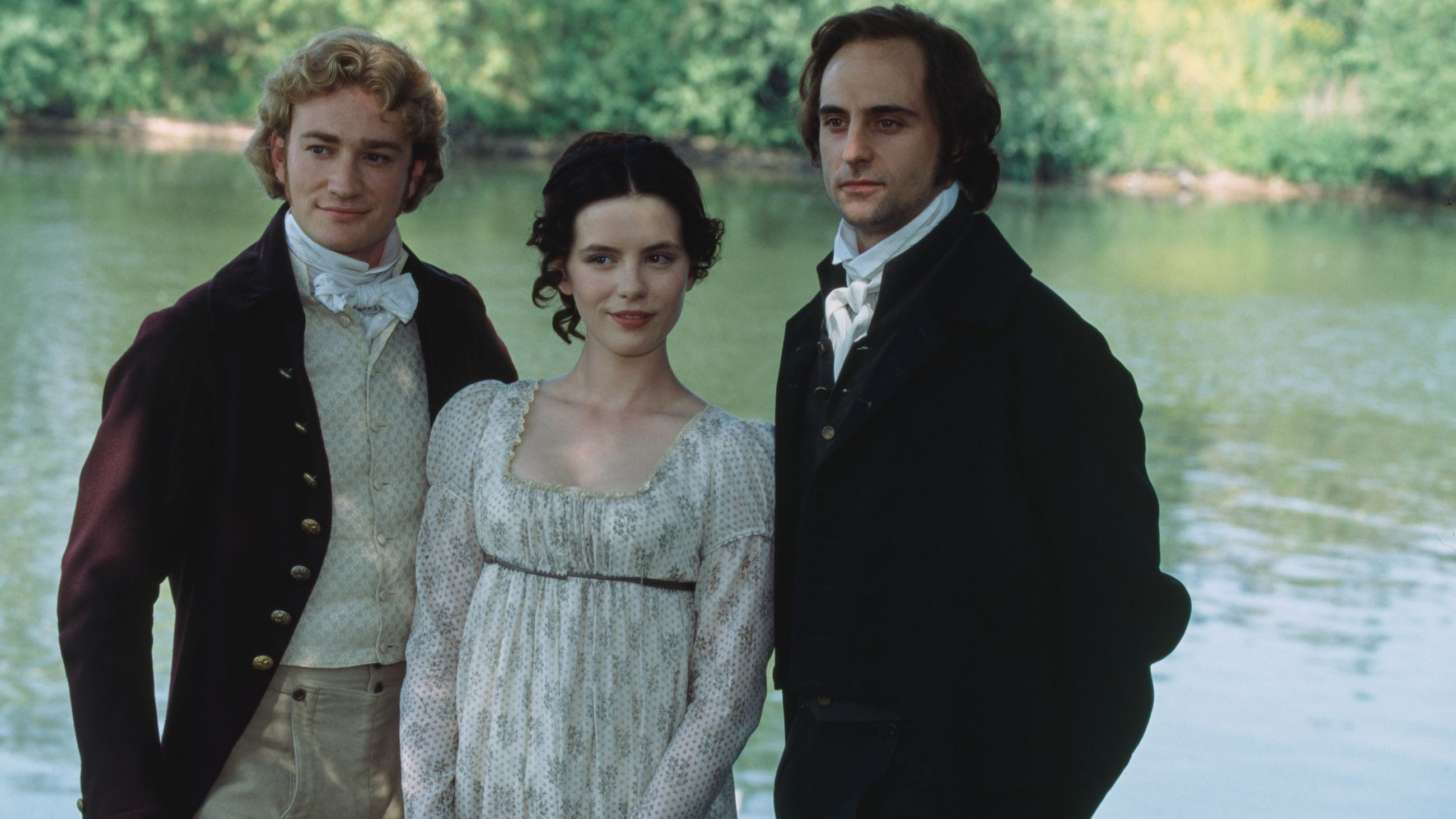 Raymond Coulthard, Kate Beckinsale e Mark Strong durante le riprese dell'adattamento televisivo del romanzo “Emma” di Jane Austen, 1996 - Credits Getty Images
