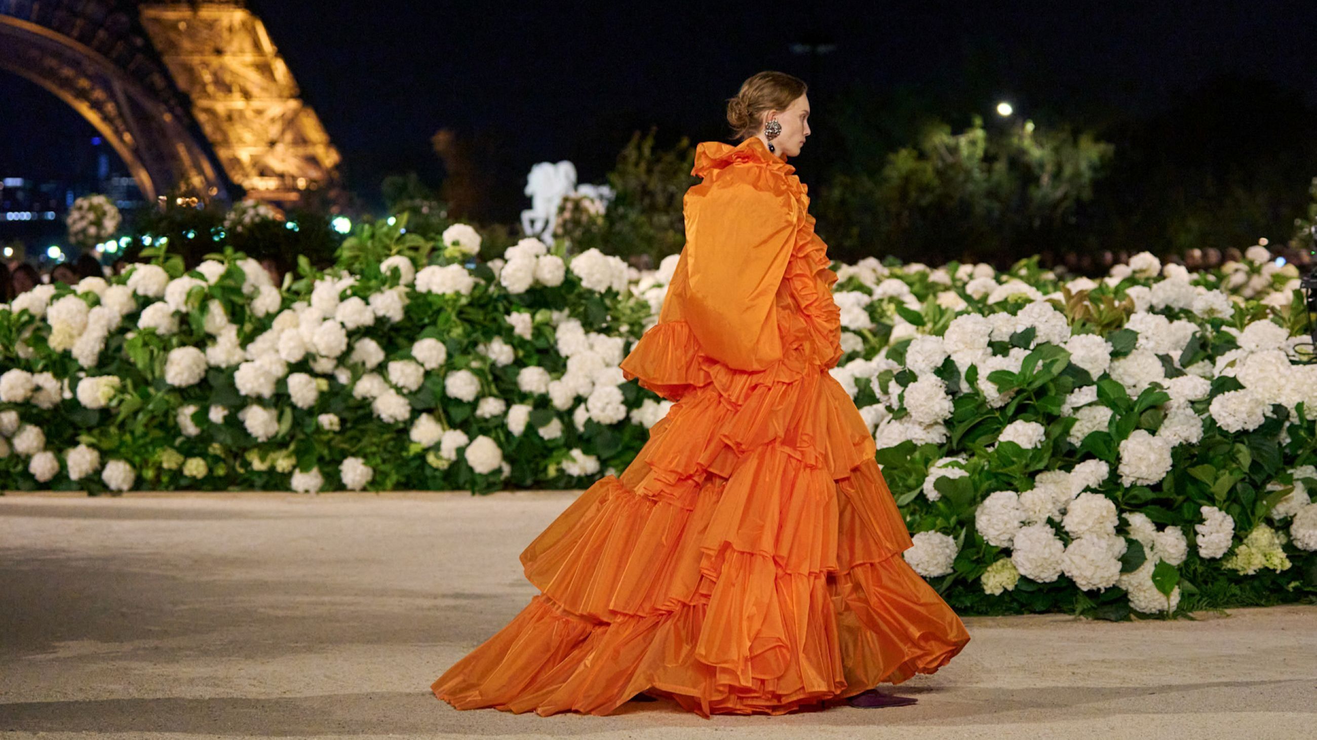 Dalla sfilata di Saint Laurent PE26: uno degli abiti lunghi più iconici di stagione, ampio e vaporoso come la corolla di un fiore appena sbocciato - Credits: Launchmetrics.com/Spotlight