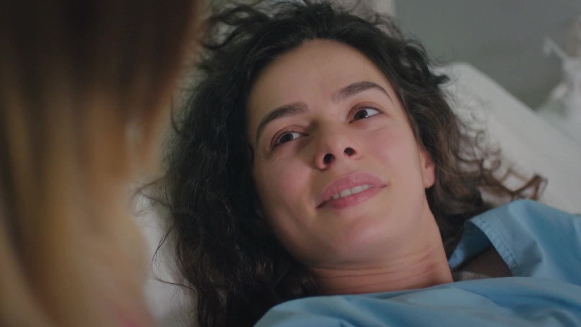 Ozge Ozpirincci (Bahar) in una scena de La forza di una donna