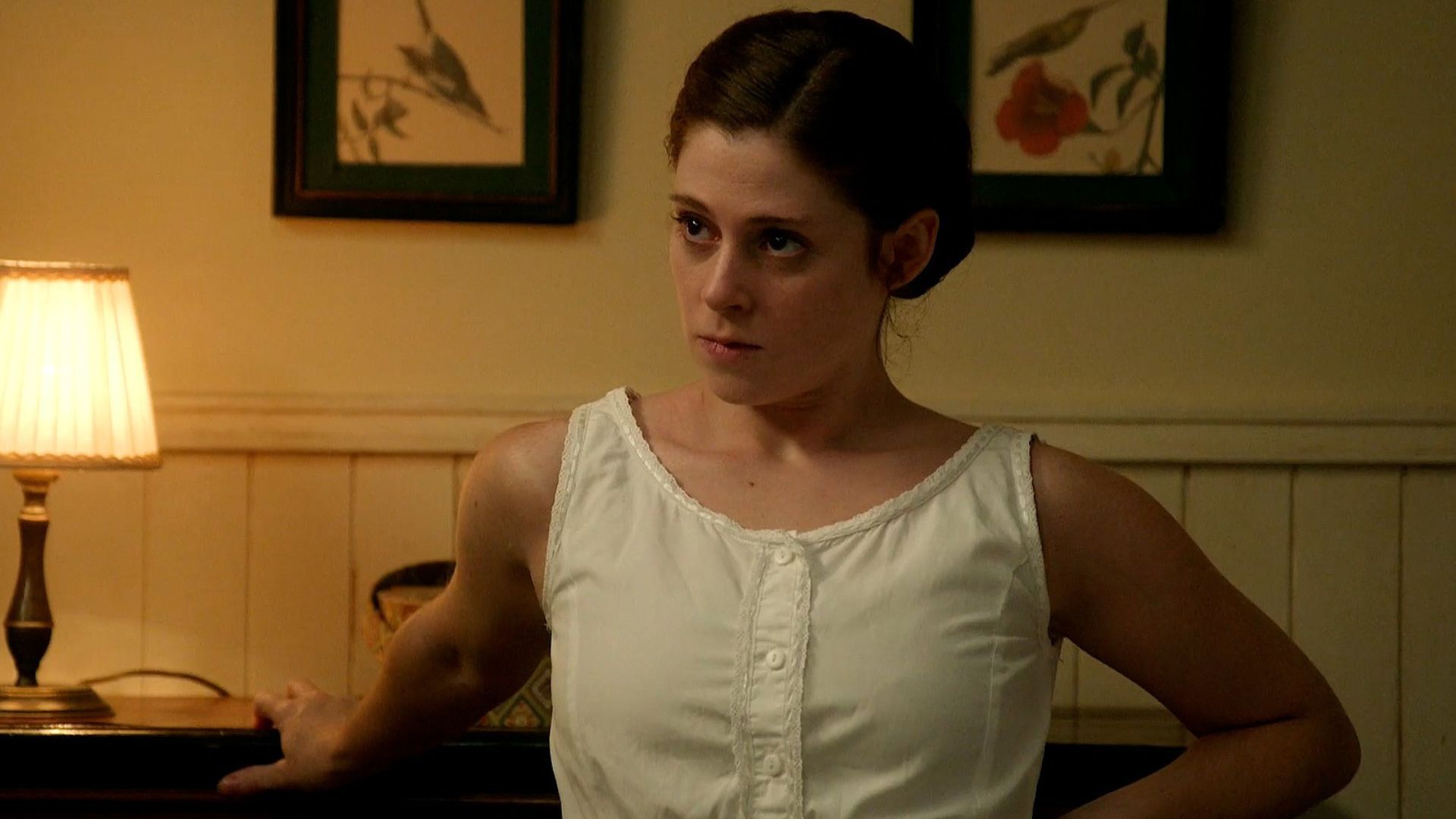 Sara Molina (Maria) in una scena de La Promessa
