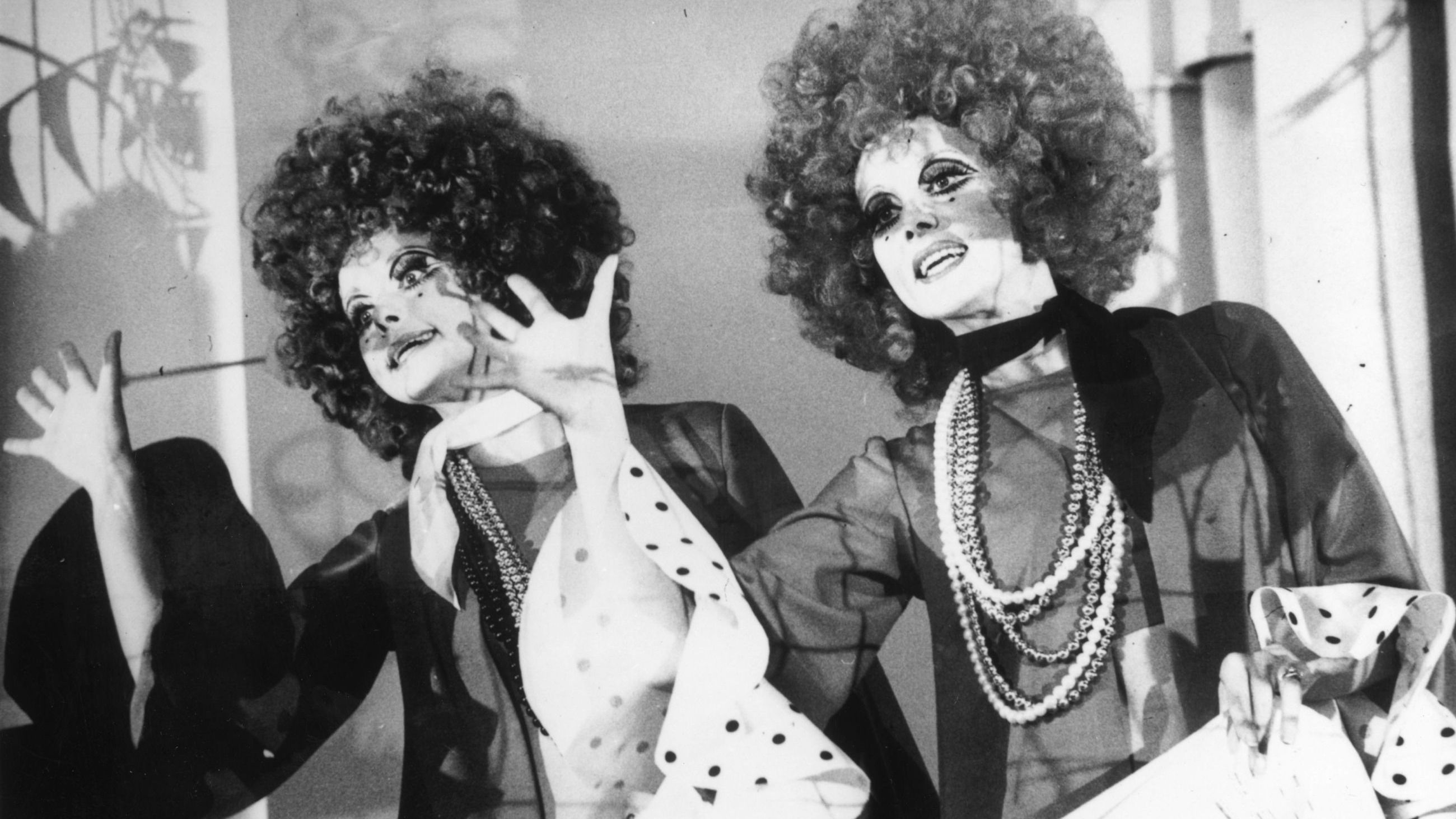 Le gemelle Alice ed Ellen Kessler hanno iniziato la loro carriera al Lido di Parigi - Credits: Getty Images