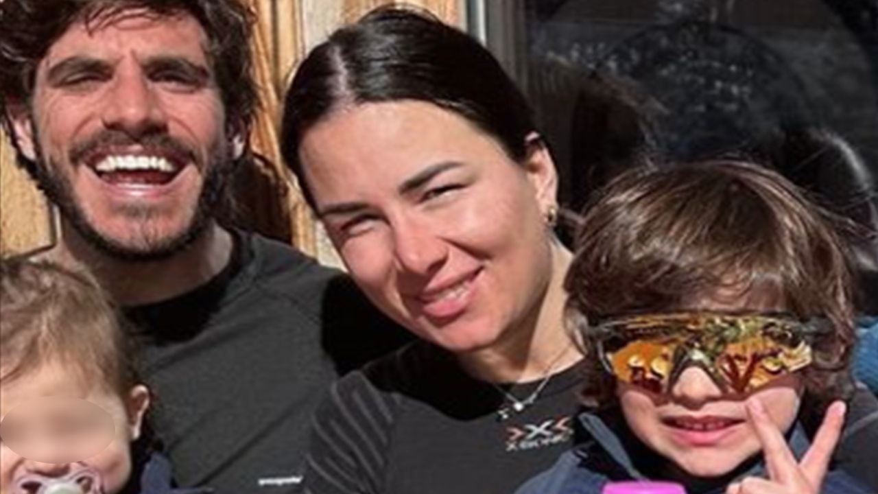 Giulia Carnevale con il compagno Filippo Giovannelli e i figli Pietro e Alice (Storie Instagram @giuliacarnevale13 e @filippogiovannelli)