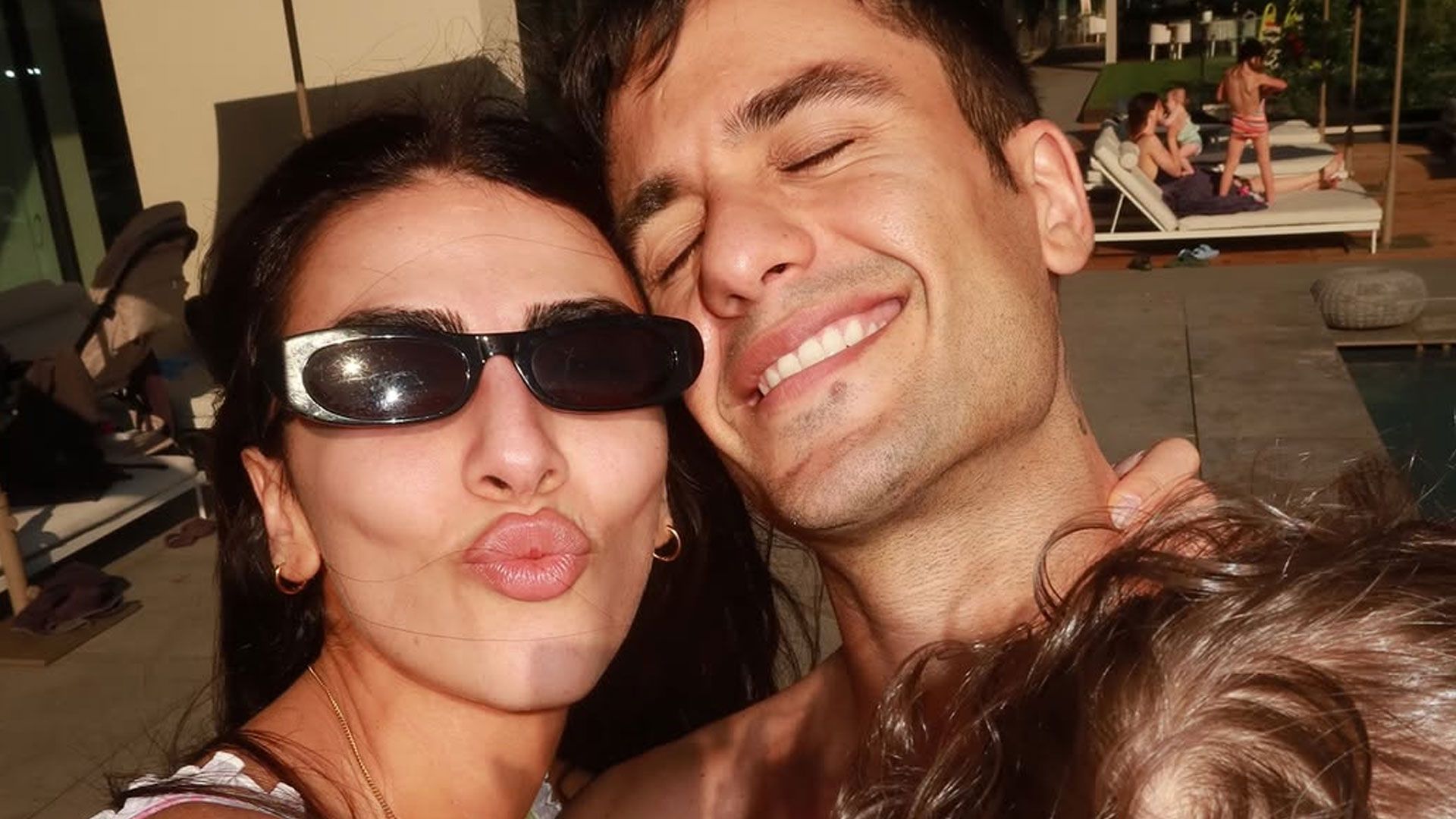 Giulia Salemi e Pierpaolo Pretelli con il figlio Kian vicino a una piscina | Instagram: @pierpaolopretelliofficial
