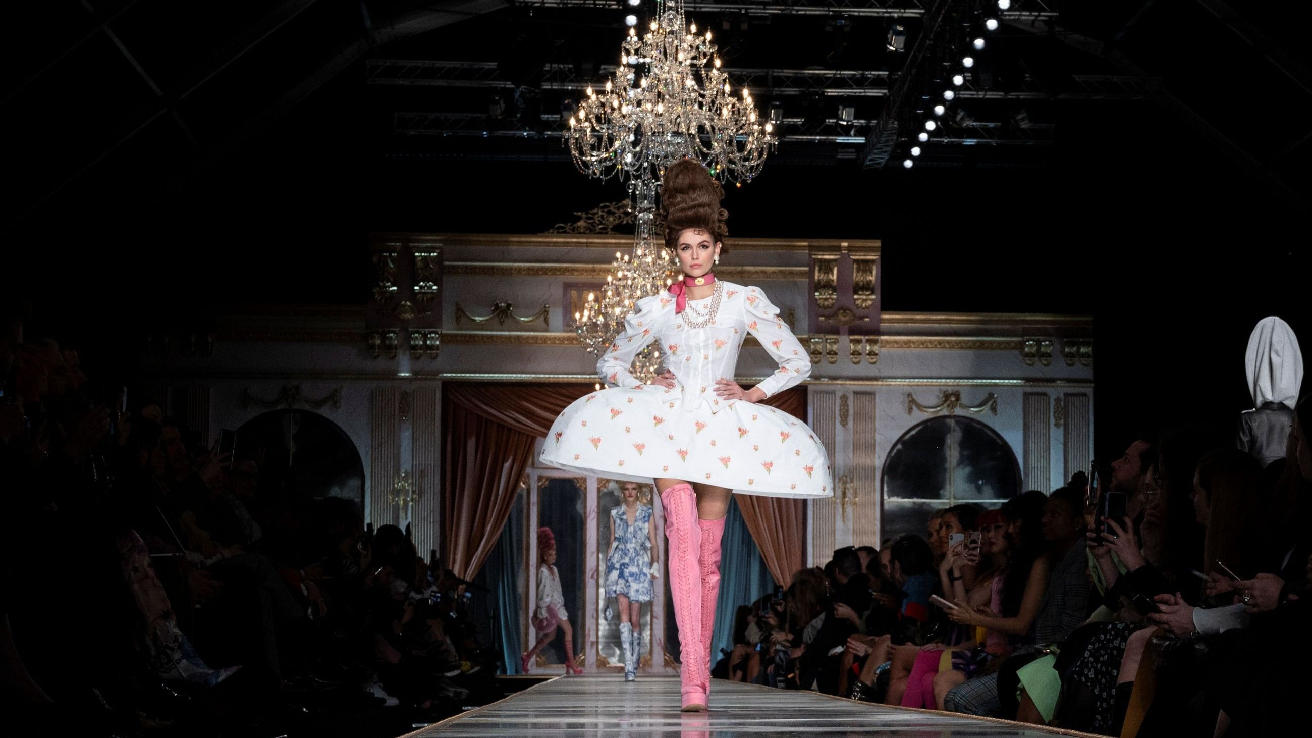 Kaia Gerber sfila in passerella durante la sfilata di Moschino nell’ambito della Milano Fashion Week Autunno/Inverno 2020-2021 il 20 febbraio 2020 a Milano, Italia - Credits: Getty Images 