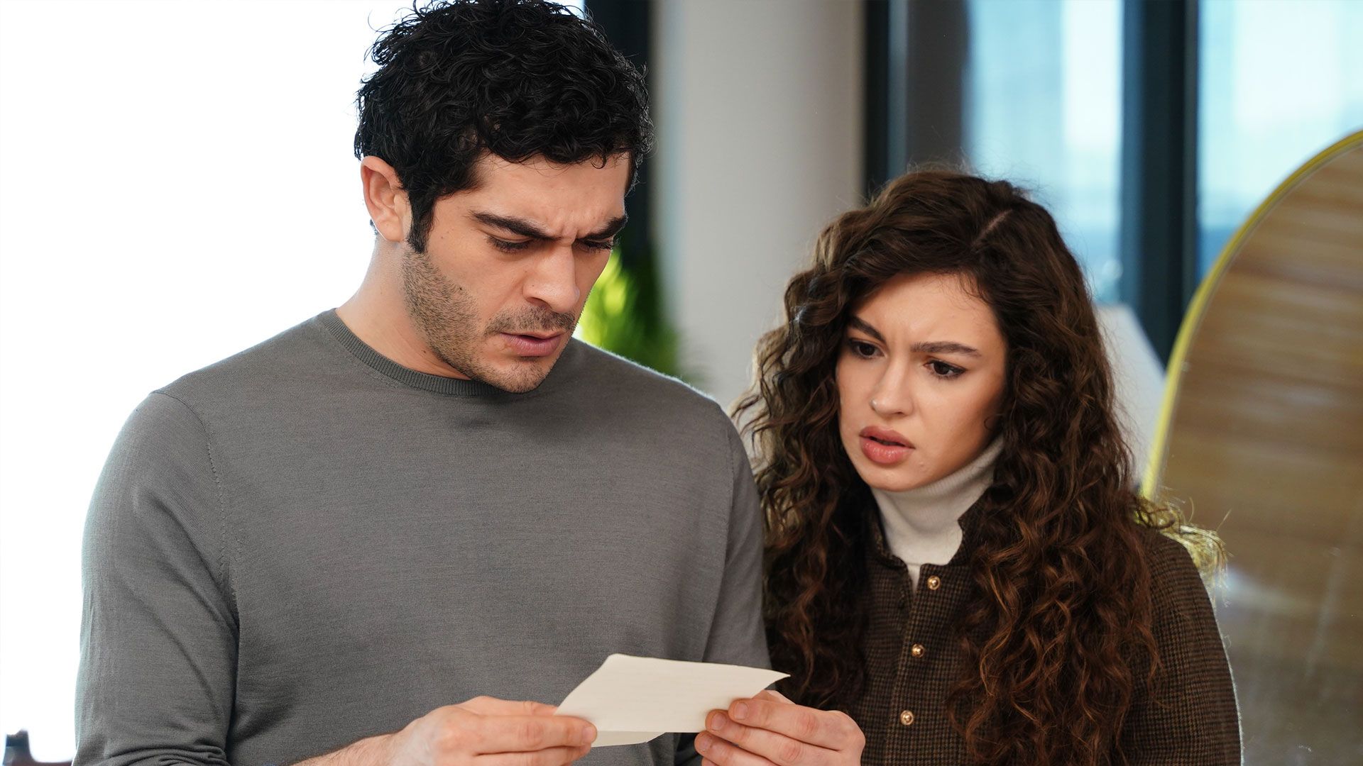 Burak Deniz (Mahir Yilmaz) e Su Burcu Yazgi Coskun (Canfeza Kilimci Yilmaz) in una scena di Racconto di una notte