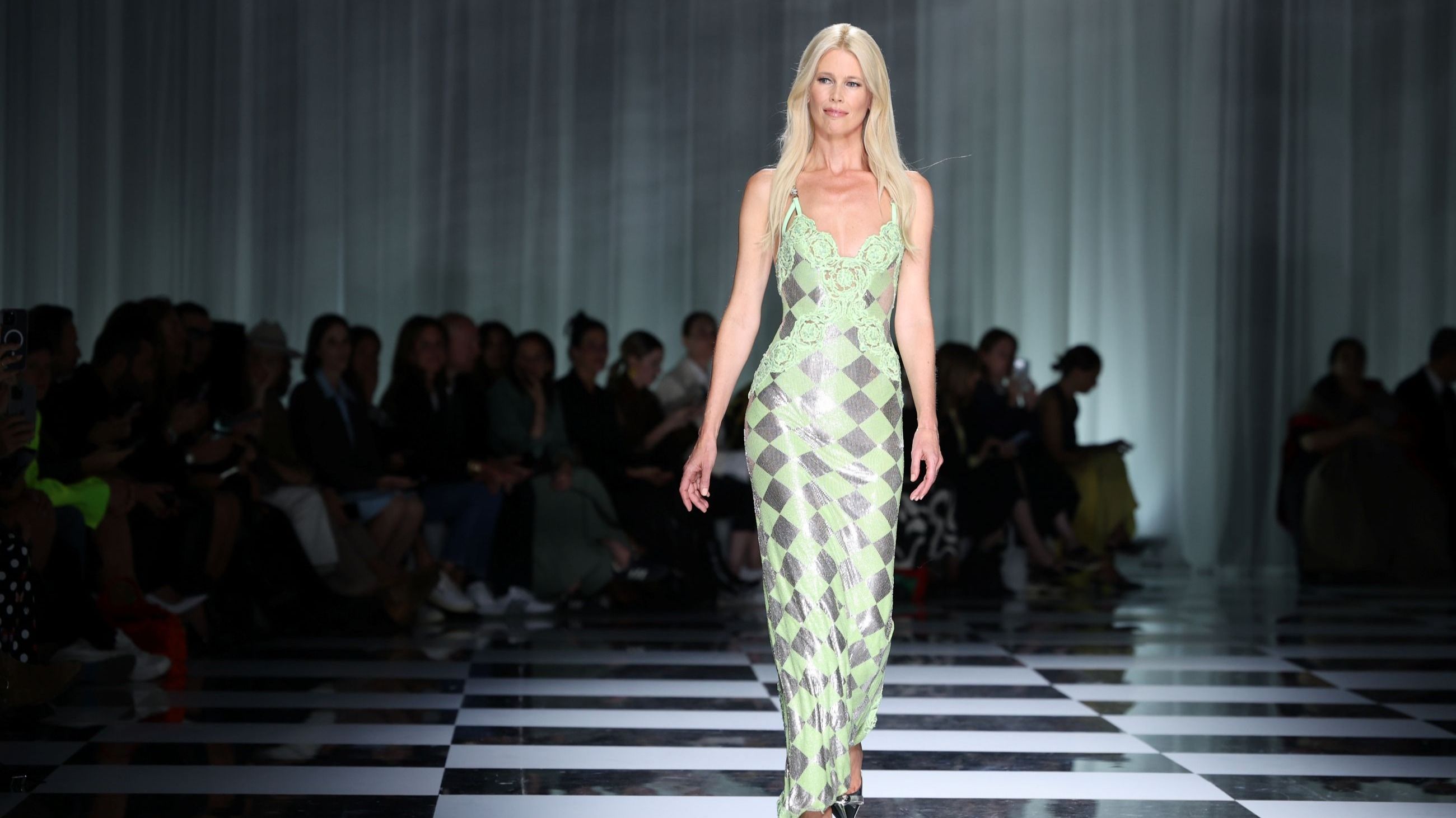 Claudia Schiffer alla sfilata di Versace durante la Milano Fashion Week 2024
Credit Getty Images