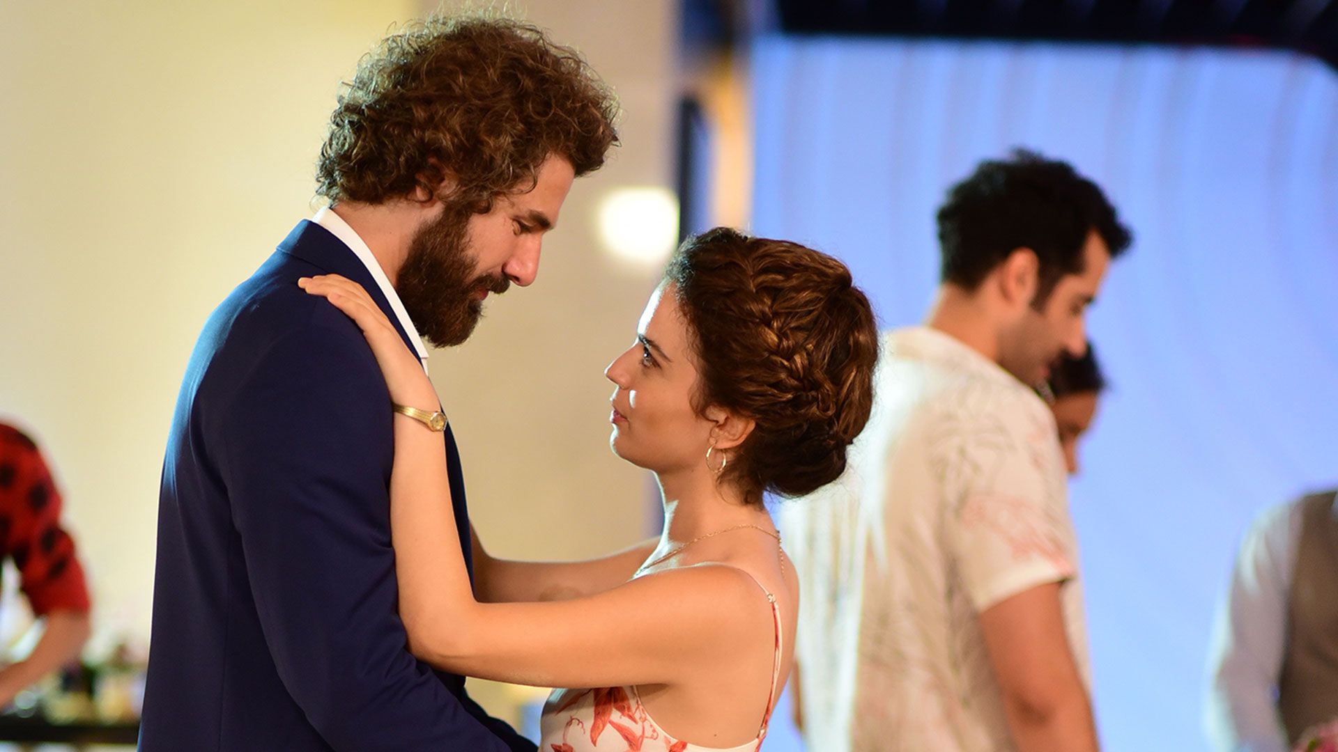 Furkan Palali (Nejat) e Asli Bekiroglu (Suna) in una scena di My Sweet Lie