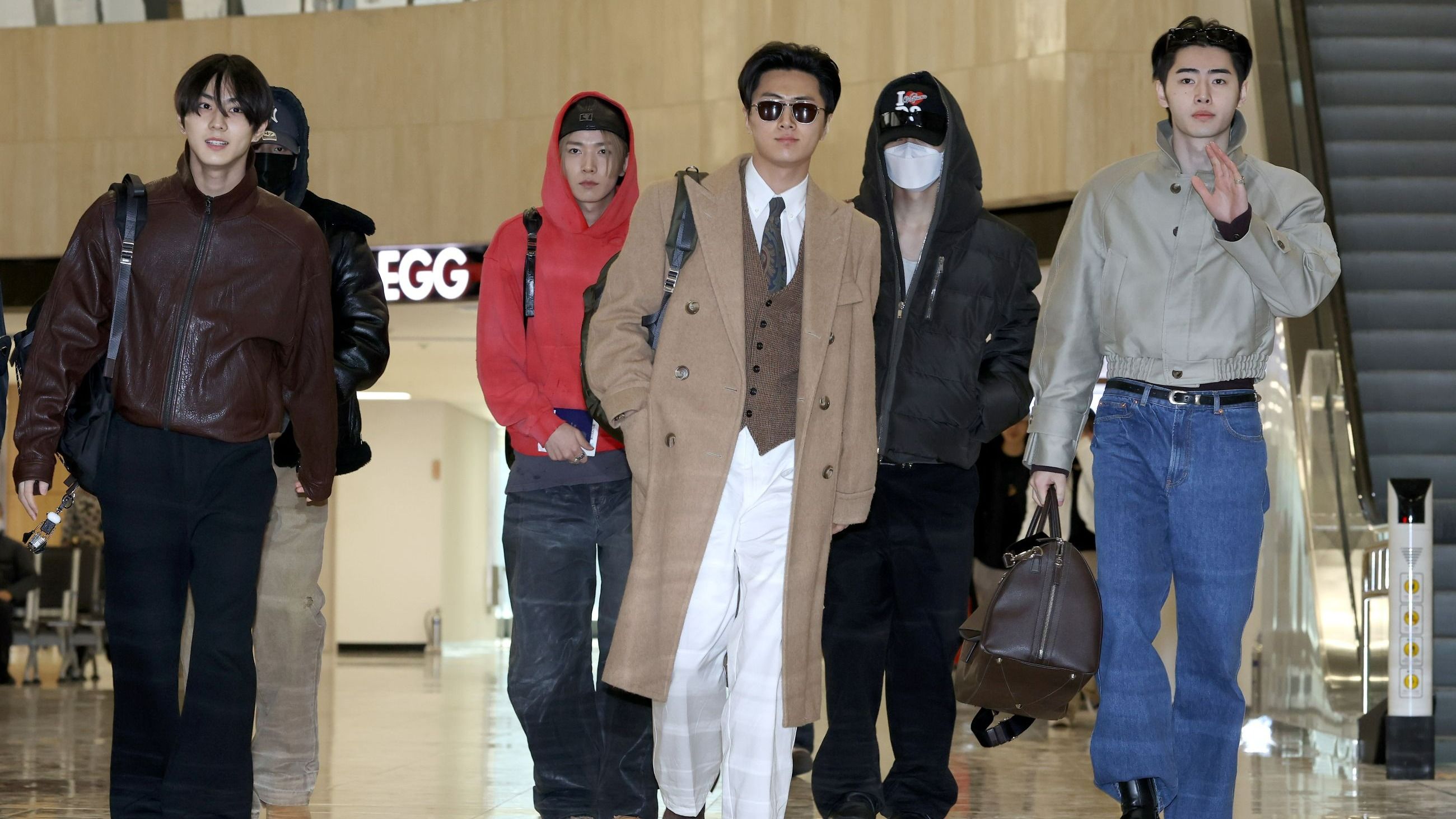 Il gruppo musicale ENHYPEN è stato visto arrivare all'aeroporto Gimpo di Seul, in Corea del Sud - Credits Getty Images 