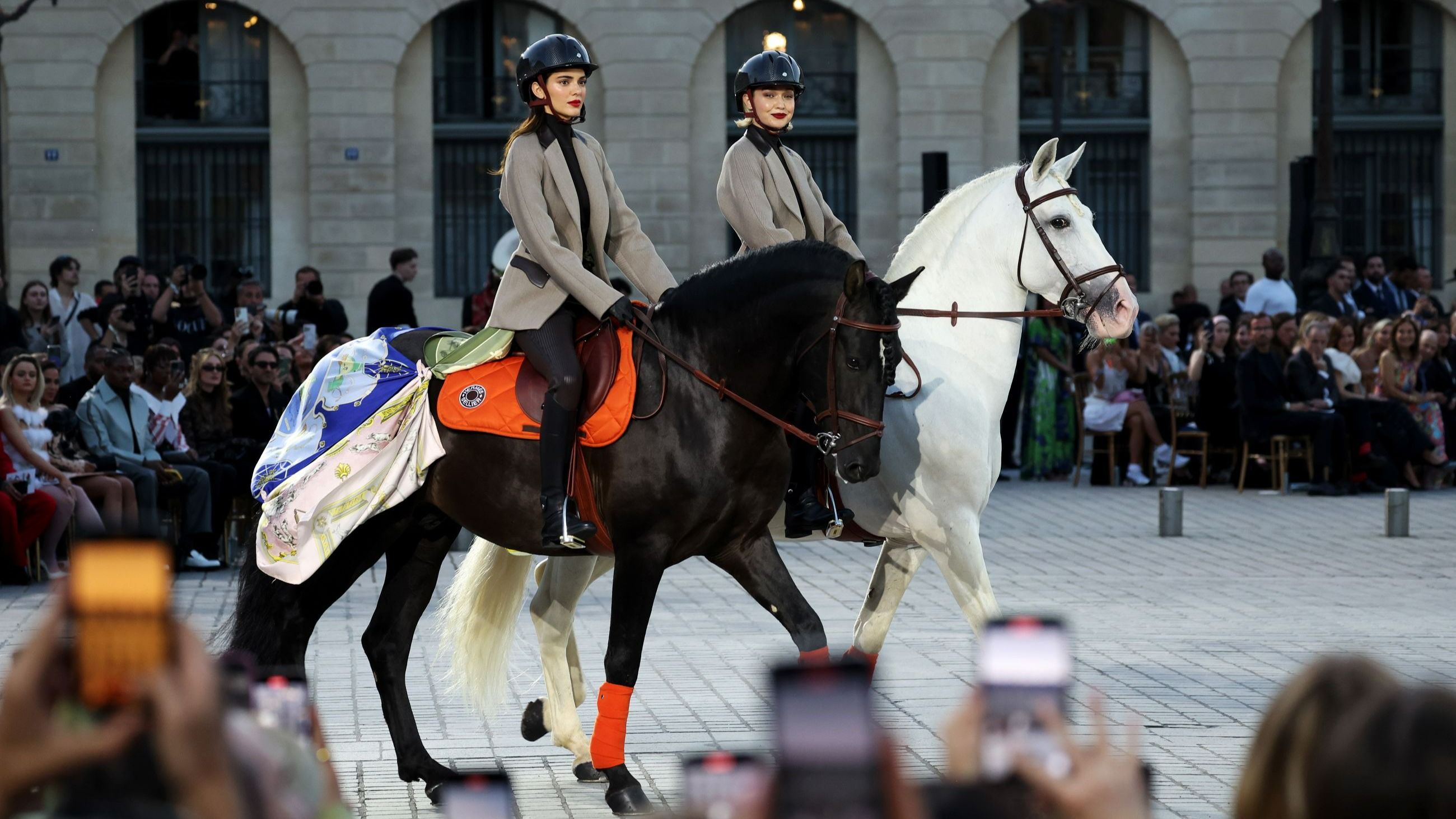 Kendall Jenner e Gigi Hadid sfilano a cavallo durante il Vogue World: Paris in Place Vendome; 23 giugno 2024, Paris - Credits: Getty Images