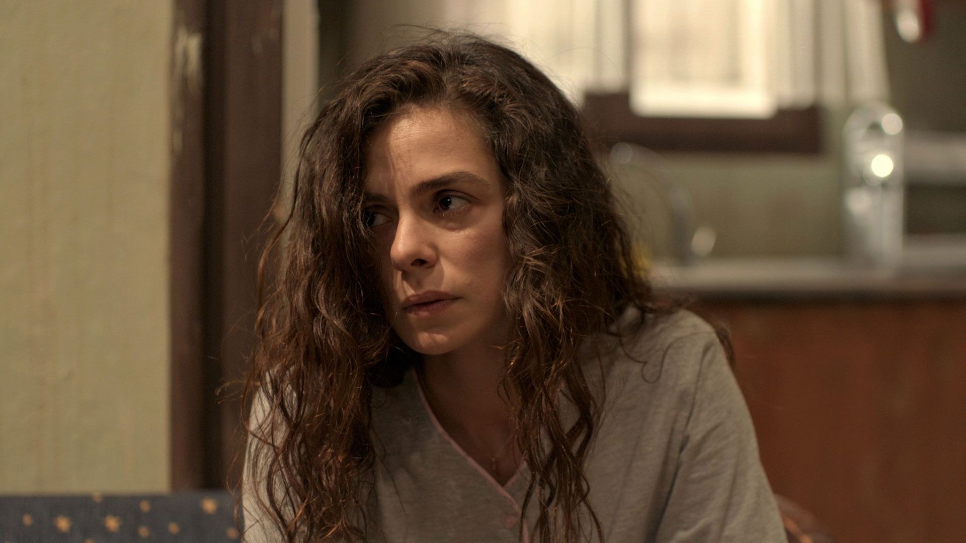 Özge Özpirinçci (Bahar Çesmeli) in una scena di La forza di una donna 2