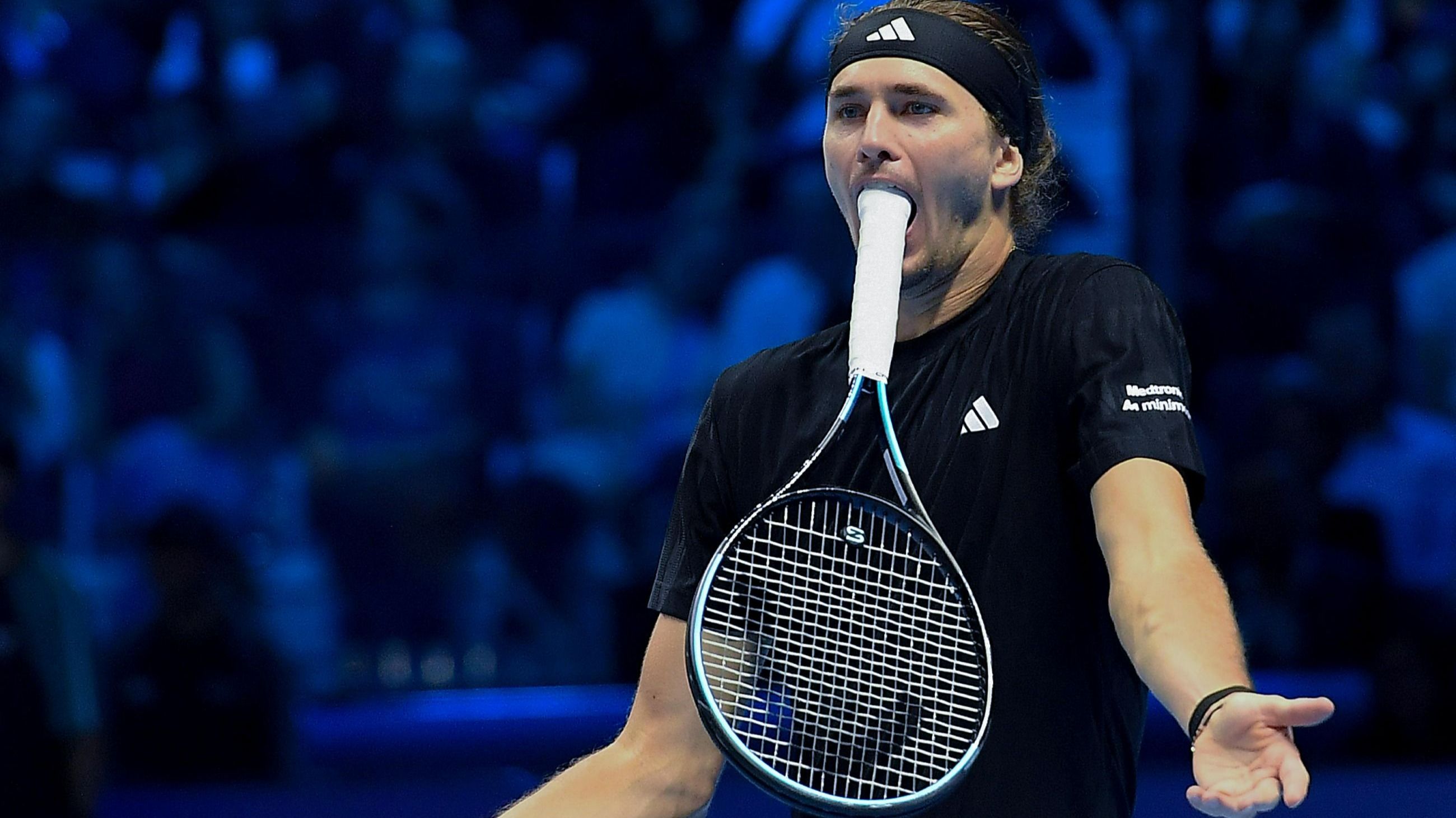 Alexander Zverev con la racchetta in bocca