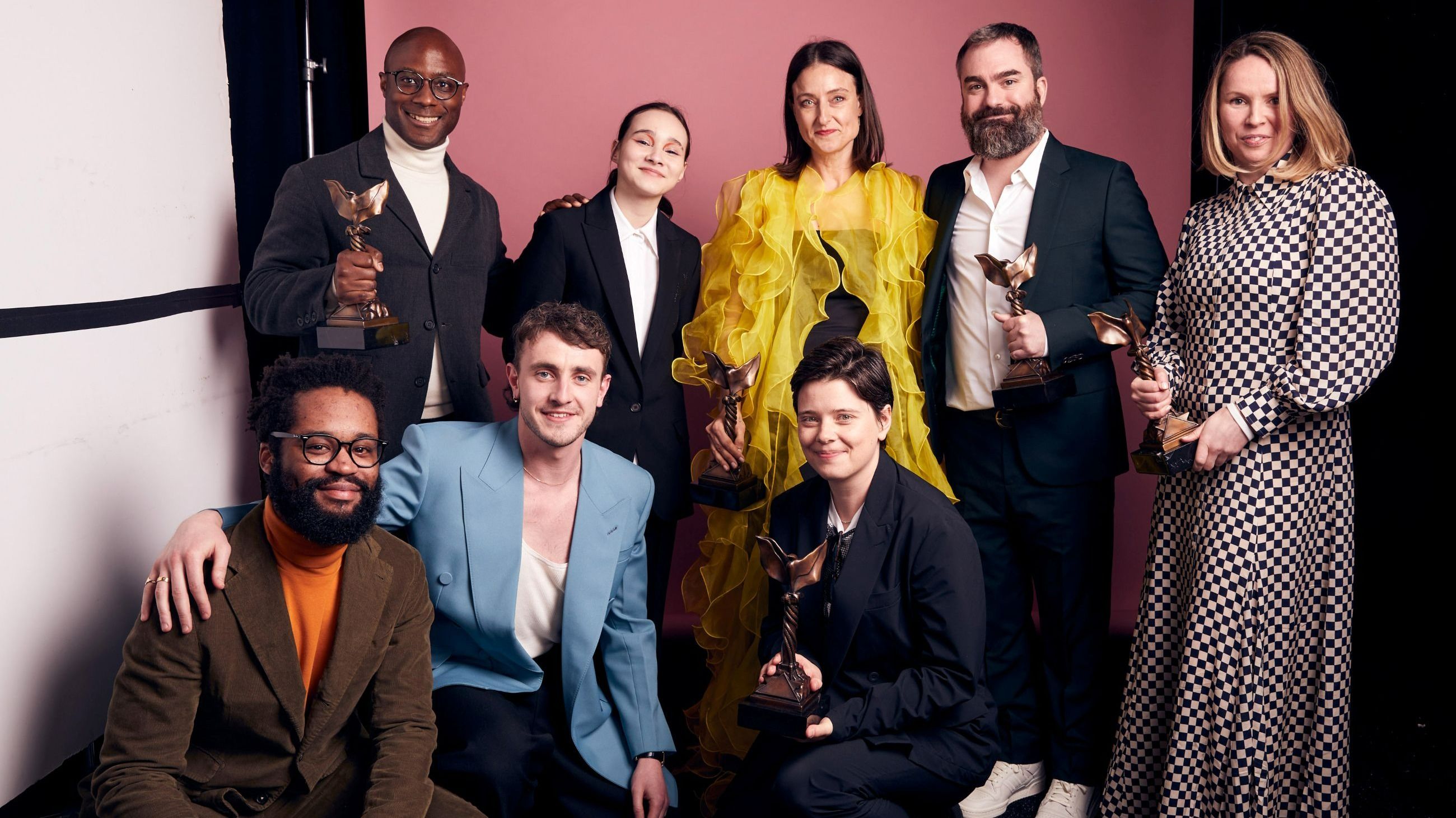 Blair McClendon, Barry Jenkins, Paul Mescal, Frankie Corio, Adele Romanski, Charlotte Wells, Mark Ceryak e Amy Jackson, vincitori del premio per la Miglior Opera Prima per “Aftersun”, posano nello studio ritratti di IMDb in occasione degli Independent Spirit Awards 2023, il 4 marzo 2023 a Santa Monica, in California - Credits: Getty Images