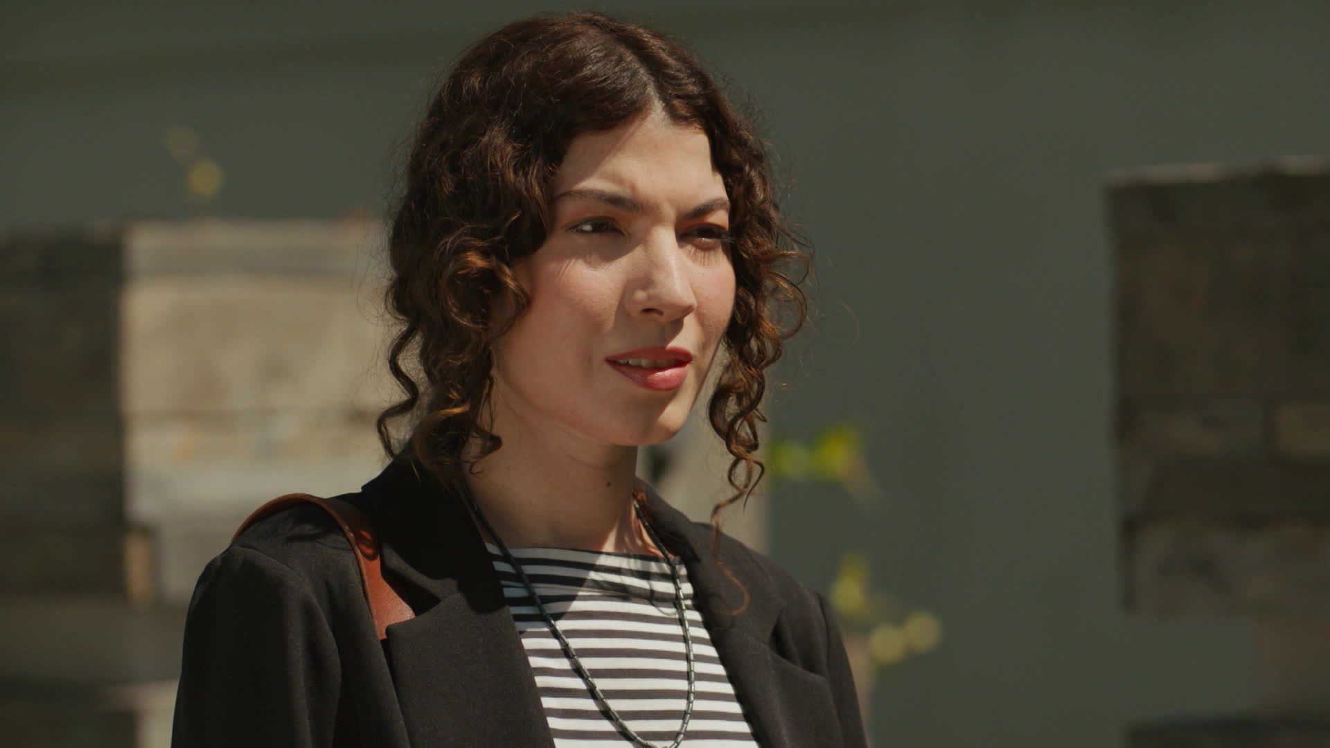 Alize Gördüm (Azra) in una scena di Tradimento