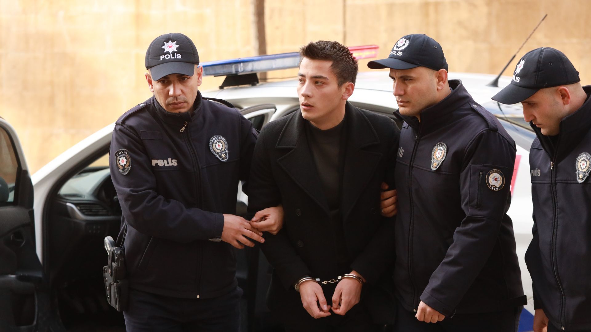 Atakan Ozkaya (Kaya) in una scena di Far away