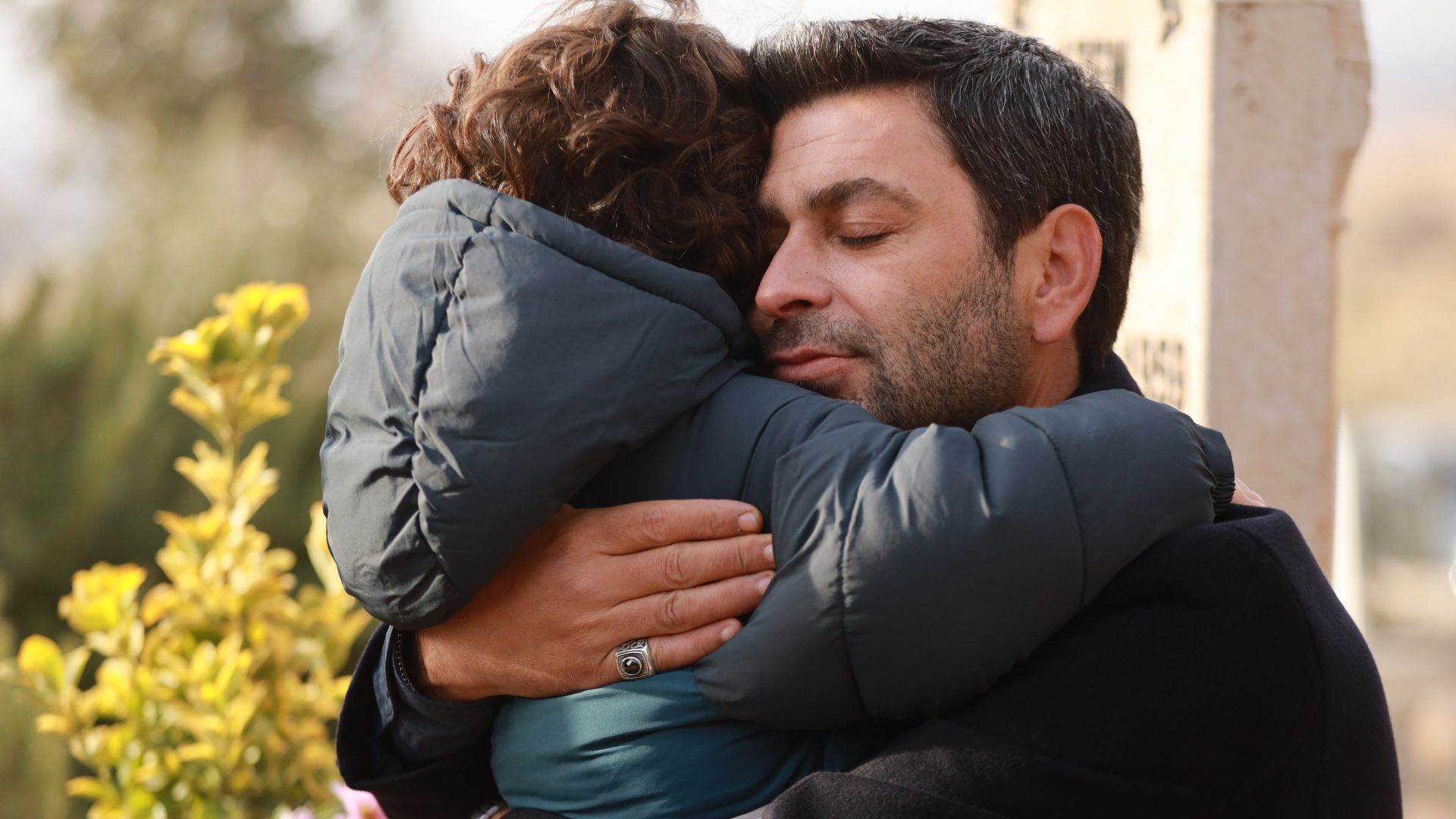 Ozan Akbaba (Cihan) in una scena di Far away