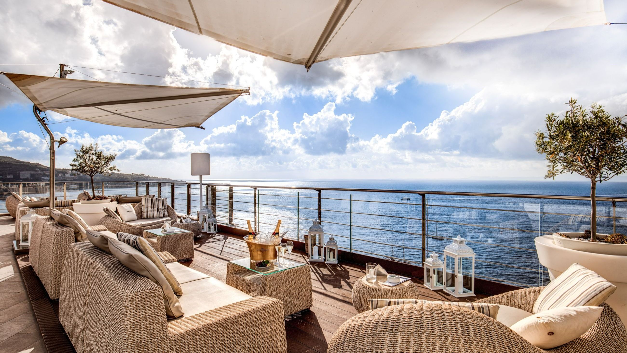Vista Skybar & Dining Lounge - Credits: Courtesy Press Office
