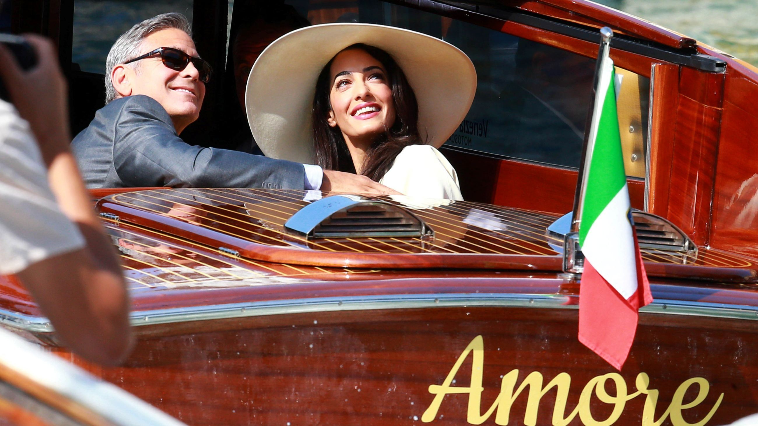 George Clooney e Amal Alamuddin avvistati mentre si recavano al loro matrimonio civile al Canal Grande, 2014 - Credits Getty Images