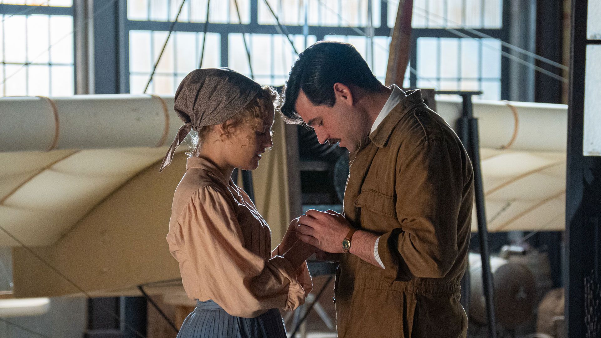 Ana Garcés (Jana Expósito) e Arturo Sancho (Manuel Luján) in una scena de La promessa