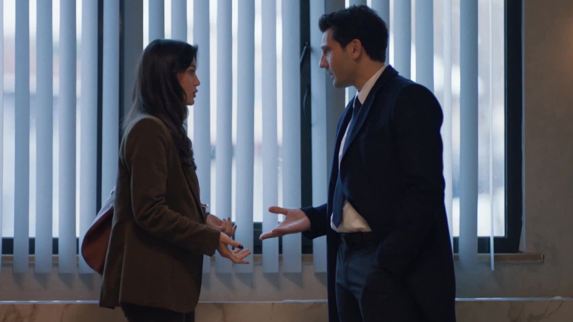 Kaan Urgancıoglu (Ilgaz) e Pinar Deniz (Ceylin) in una scena di Segreti di famiglia