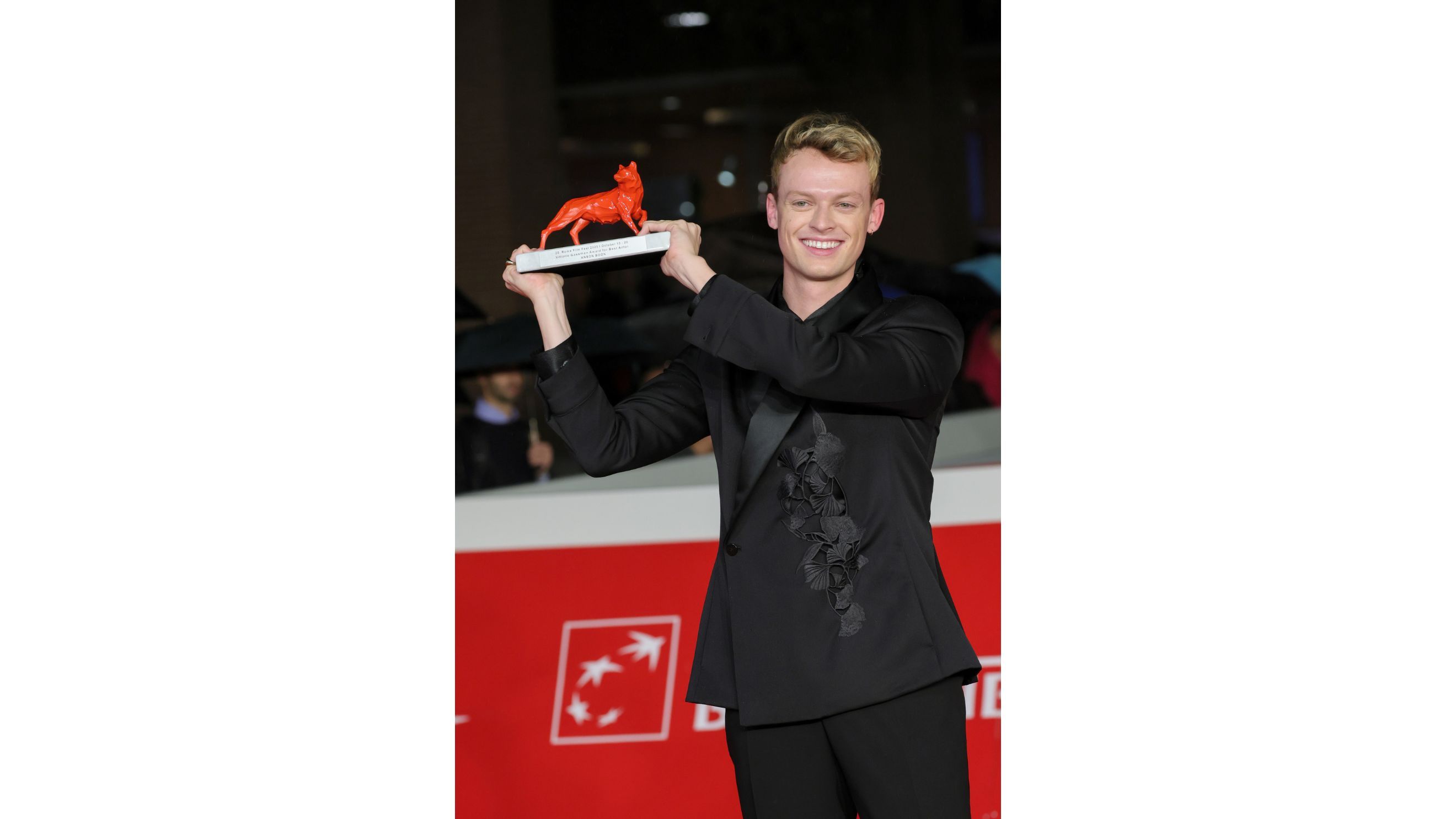 Anson Boon, con il Premio “Vittorio Gassman” come miglior attore, partecipa al red carpet della Cerimonia di Chiusura durante la 20ª edizione della Festa del Cinema di Roma all’Auditorium Parco della Musica il 25 ottobre 2025 a Roma, Italia - Credits: Getty Images