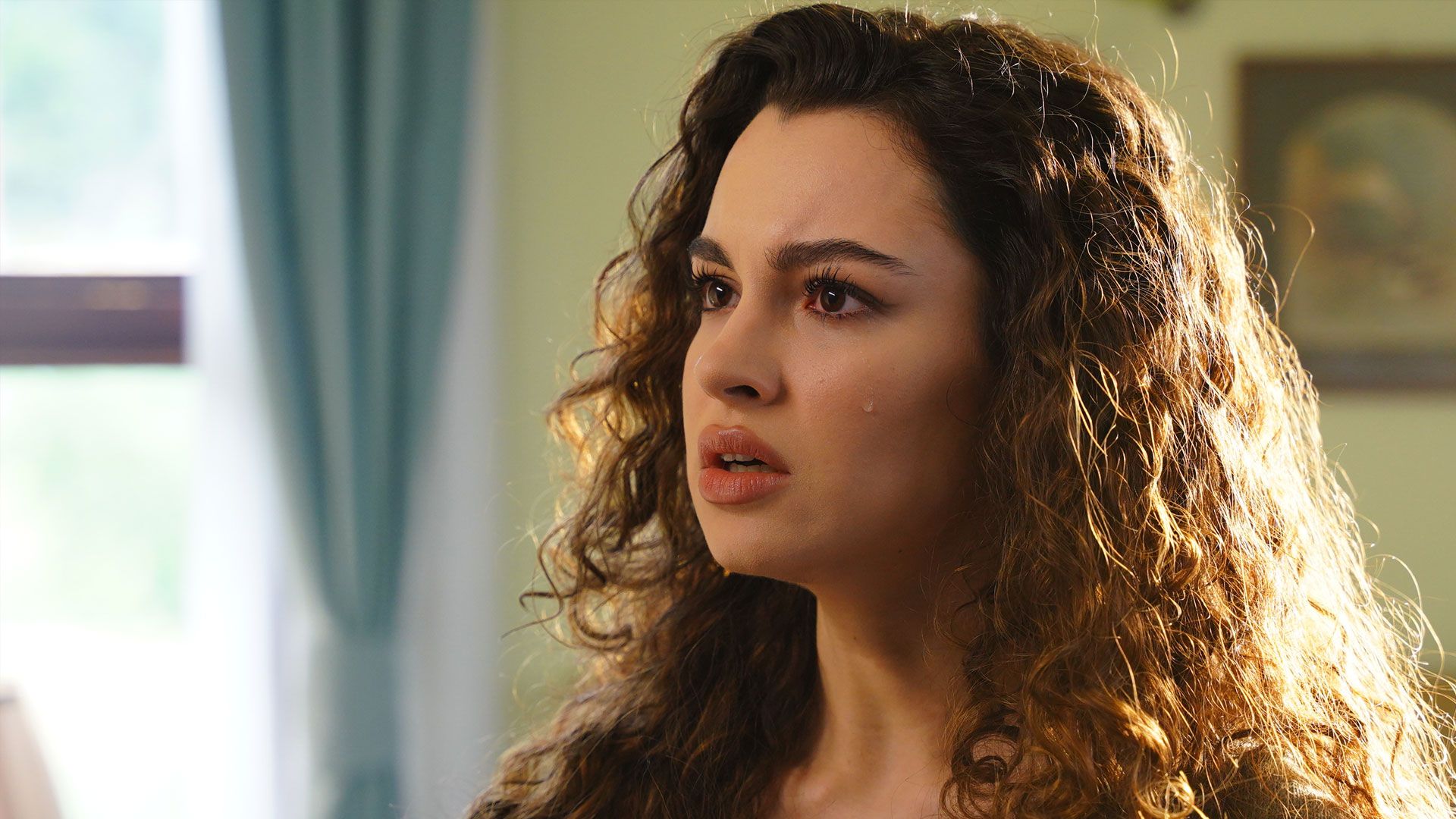 Burcu Yazgi Coskun (Canfeza Kilimci Yilmaz) in una scena di Racconto di una notte