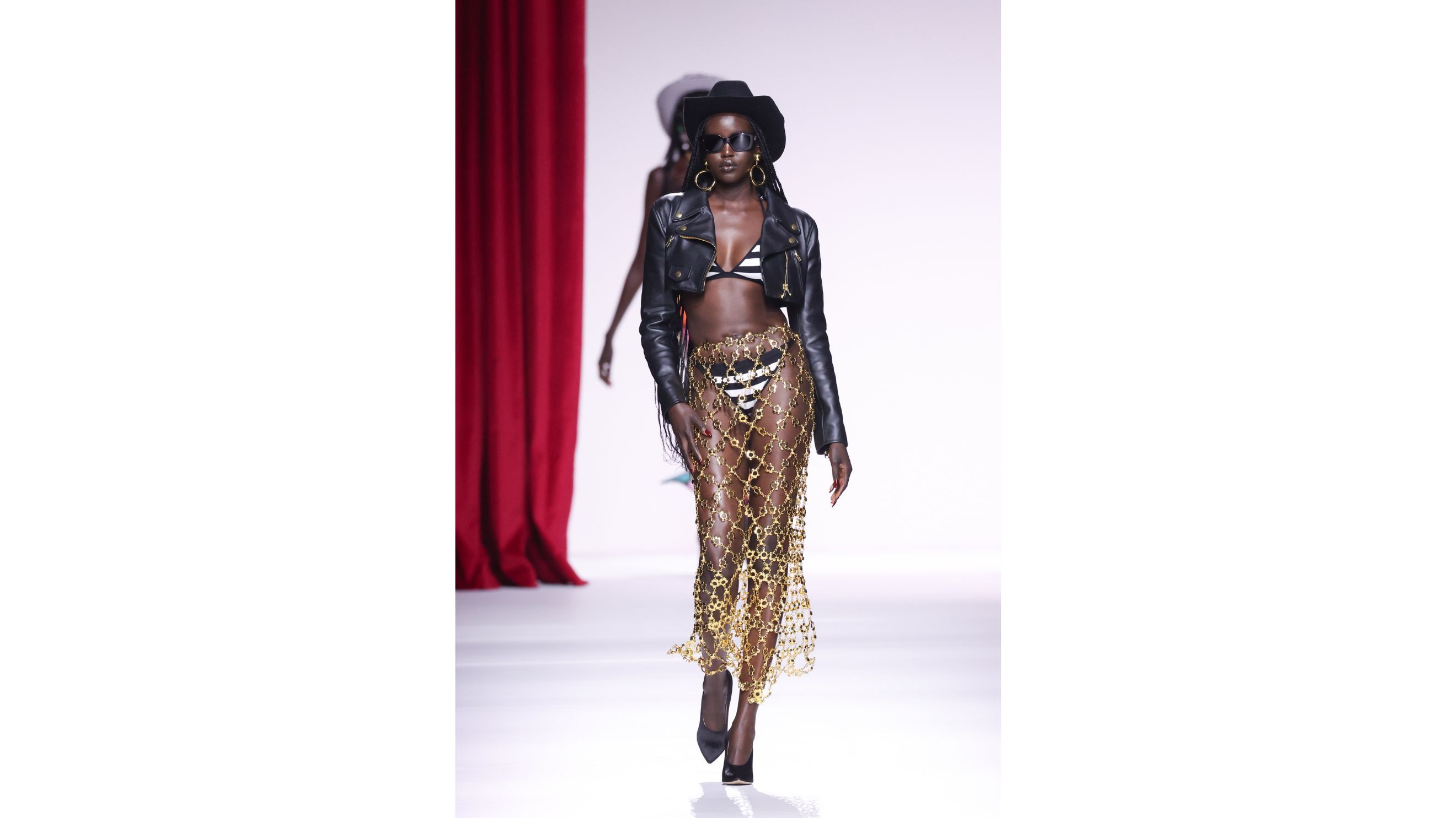 Adut Akech in passerella da Moschino a Milano per la SS24 
Credit: Getty Images

