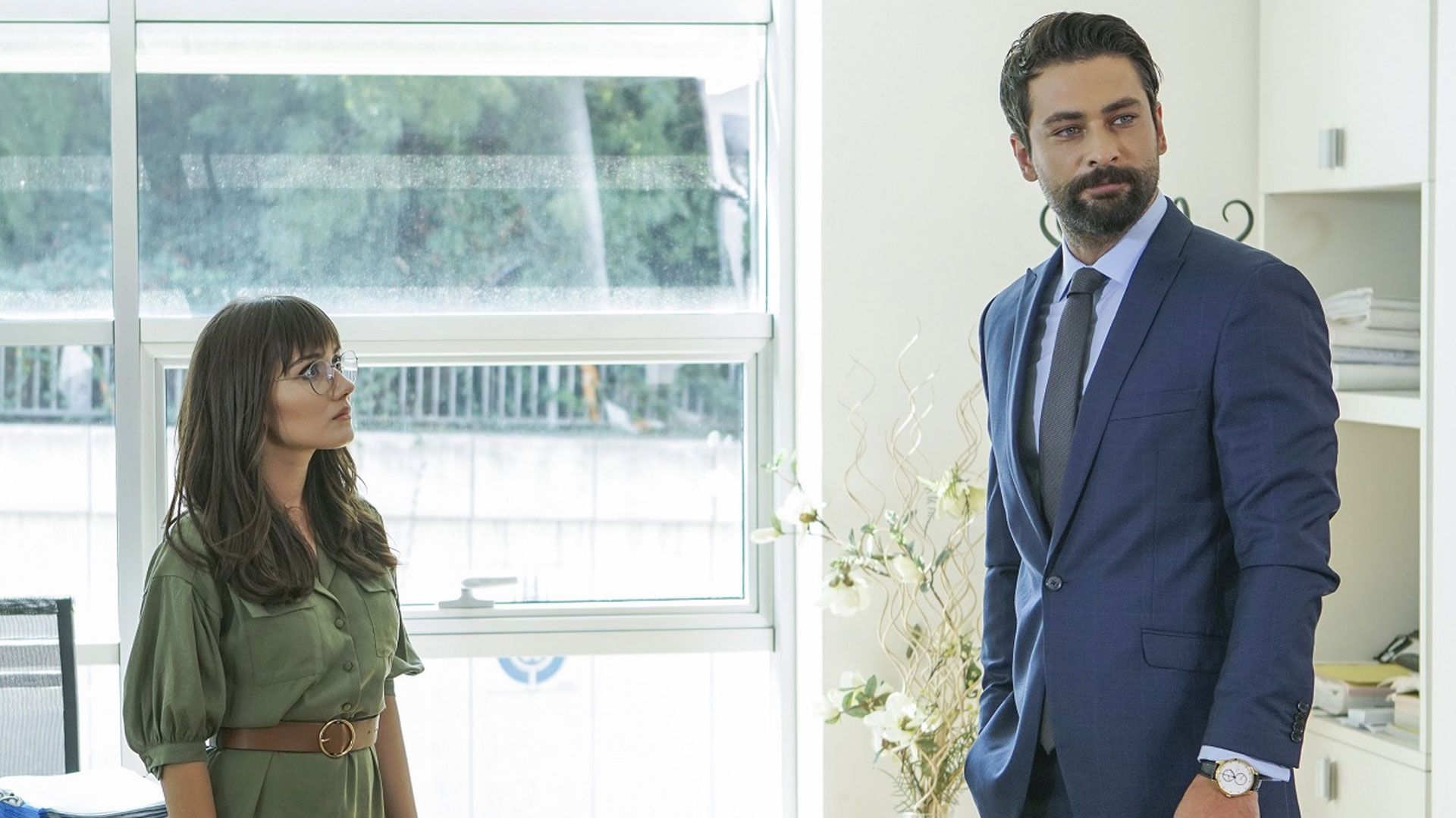 Sevda Erginci (Zeynep Yılmaz) and Onur Tuna (Alihan Taşdemir) in una scena di Forbidden Fruit