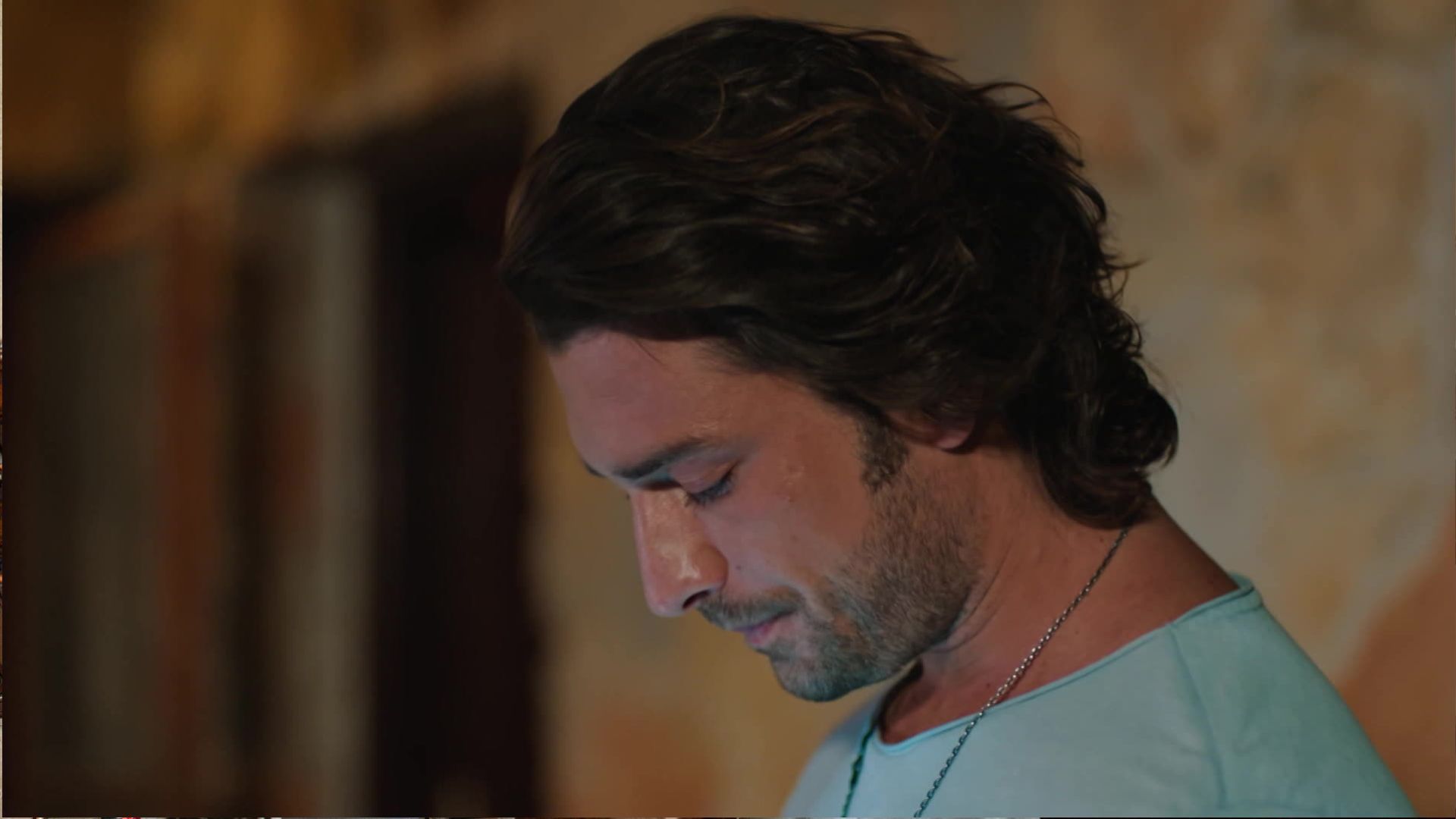Alp Navruz (Poyraz) in una scena di Be My Sunshine.