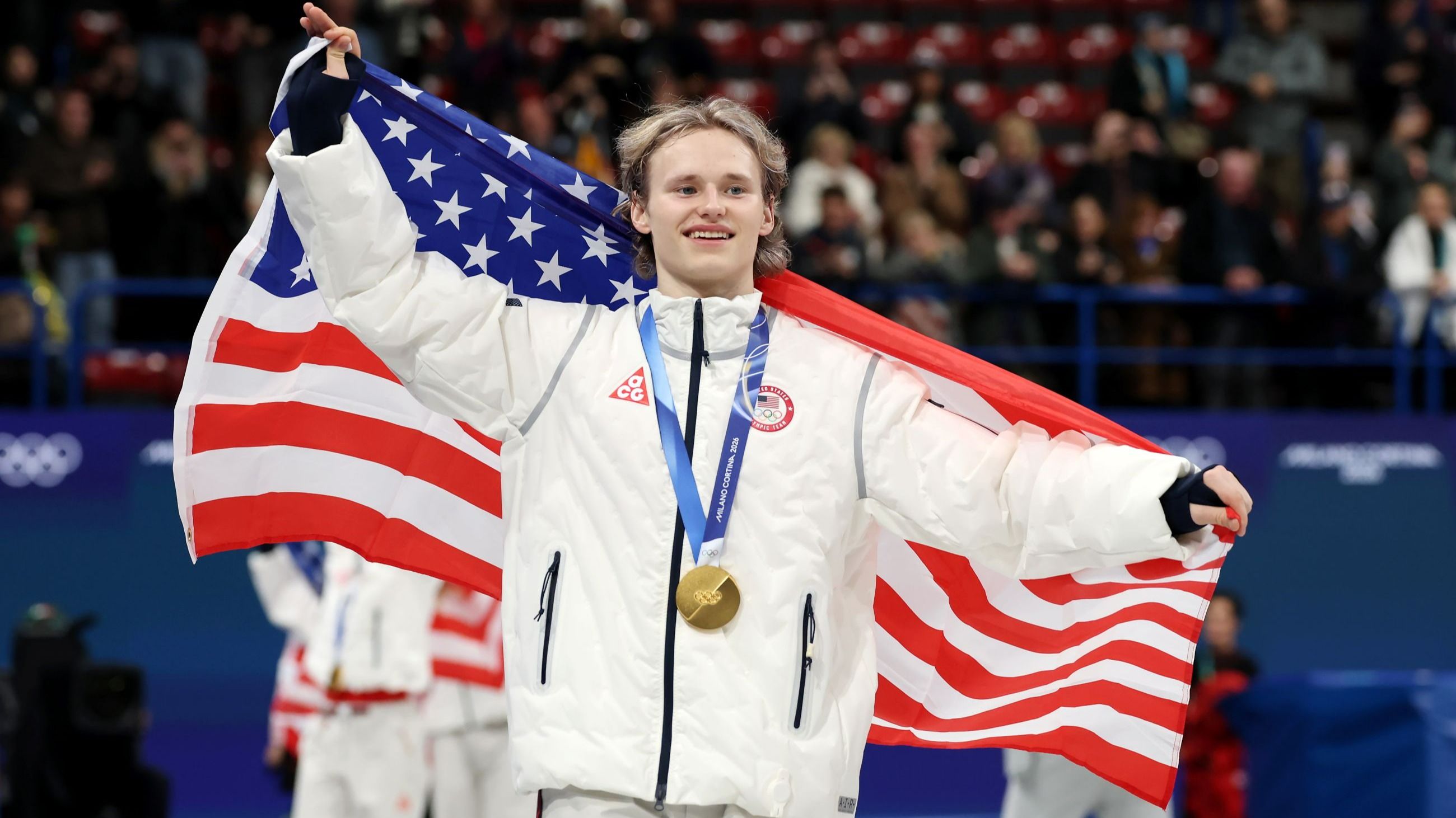 Ilia Malinin festeggia con la sua medaglia d’oro dopo la cerimonia di premiazione per l'evento a squadre durante il secondo giorno dei Giochi Olimpici Invernali Milano Cortina 2026 - Credits Getty Images