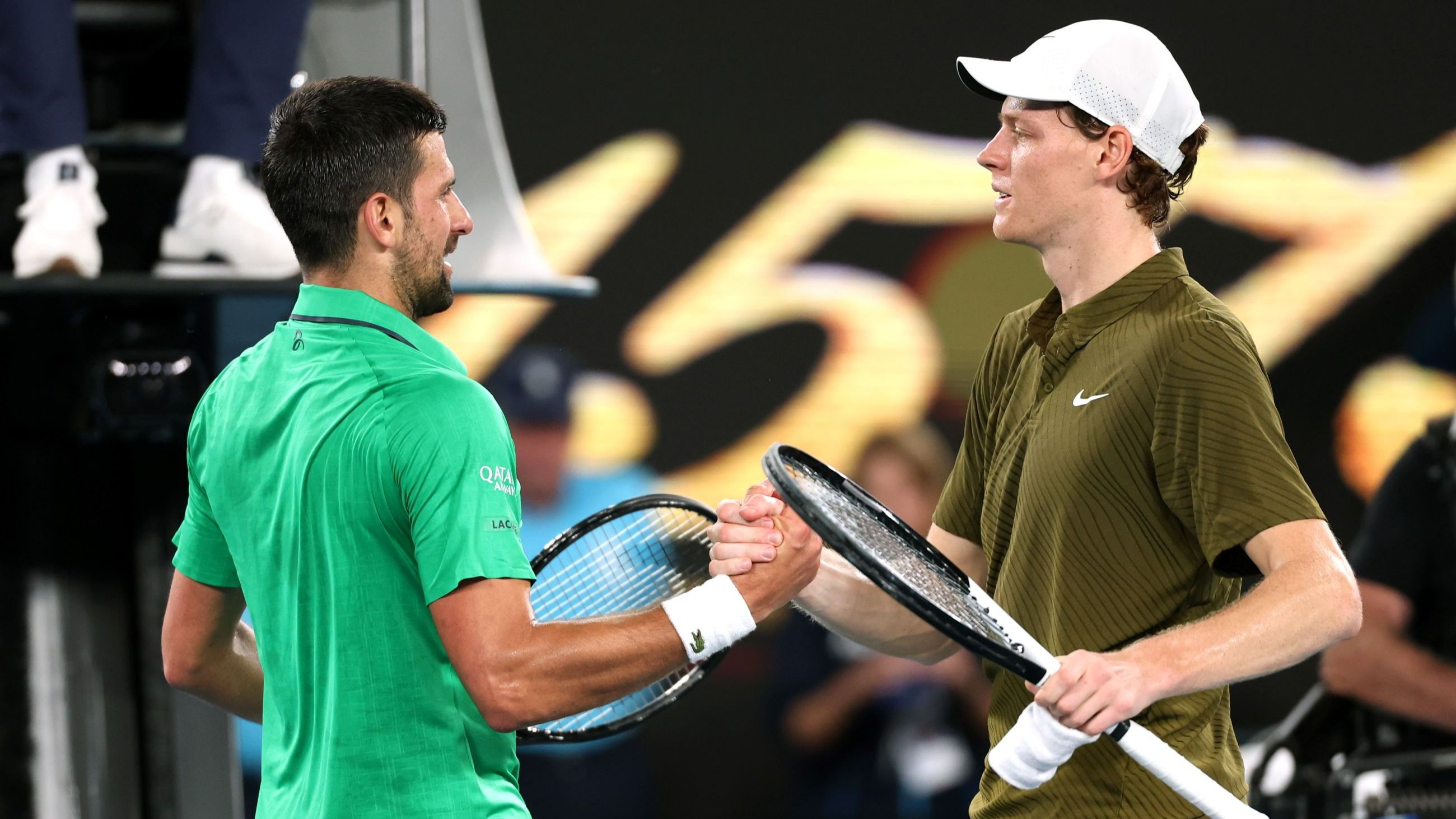 Jannik Sinner e Novak Djokovic si stringono la mano dopo la vittoria del tennista serbo alla semifinale maschile degli Australian Open 2026, Melbourne Park, 30 gennaio 2026, Melbourne, Australia – Credits: Getty Images