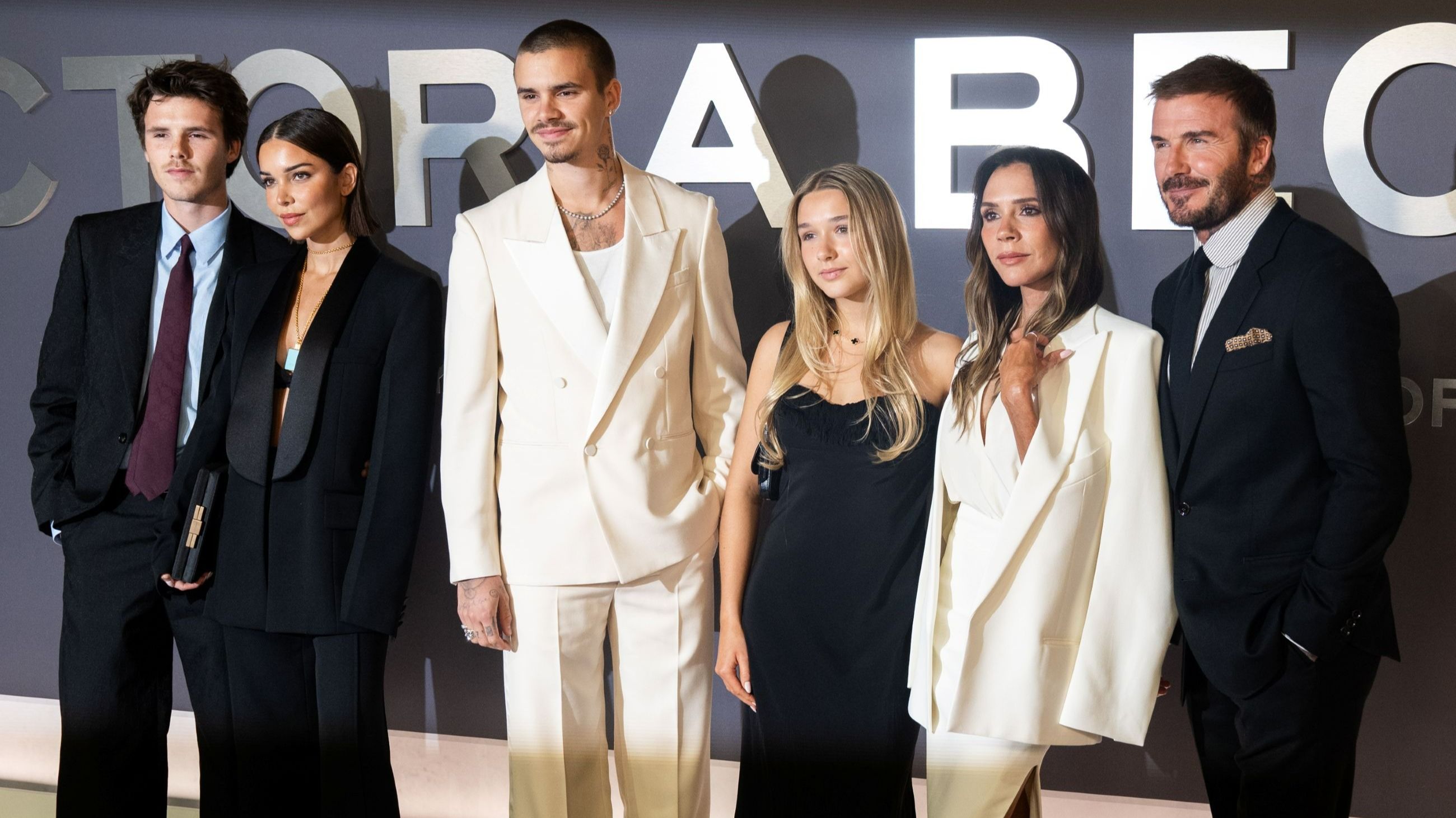 Cruz Beckham, Jackie Apostel, Romeo Beckham, Harper Beckham, Victoria Beckham e David Beckham partecipano alla prima mondiale di “Victoria Beckham” al Curzon Mayfair - Credits Getty Images