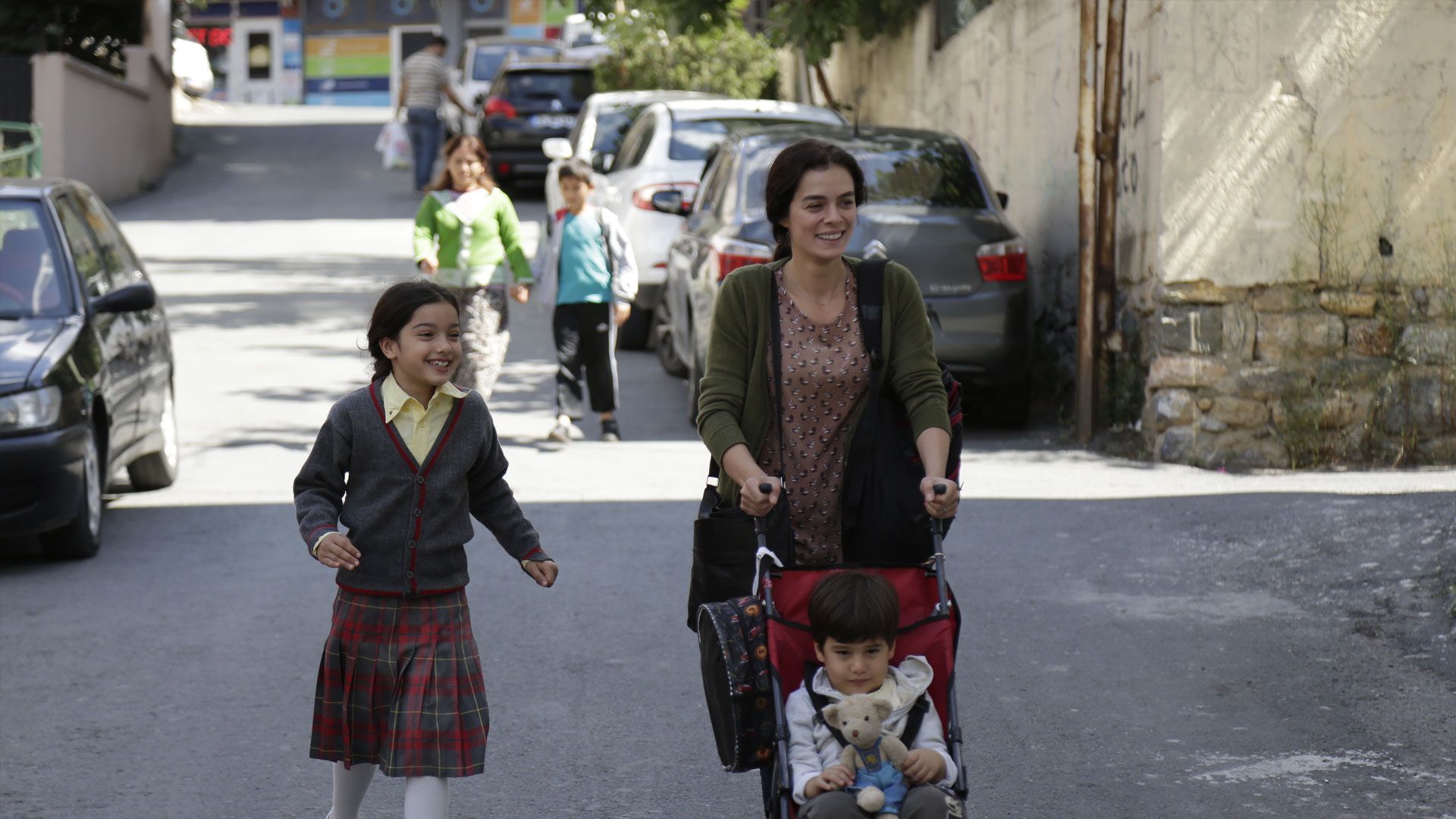 Kübra Süzgün (Nisan Çesmeli), Ali Semi Sefil (Doruk Çesmeli) e Özge Özpirinçci (Bahar Çesmeli) in una scena di La forza di una donna