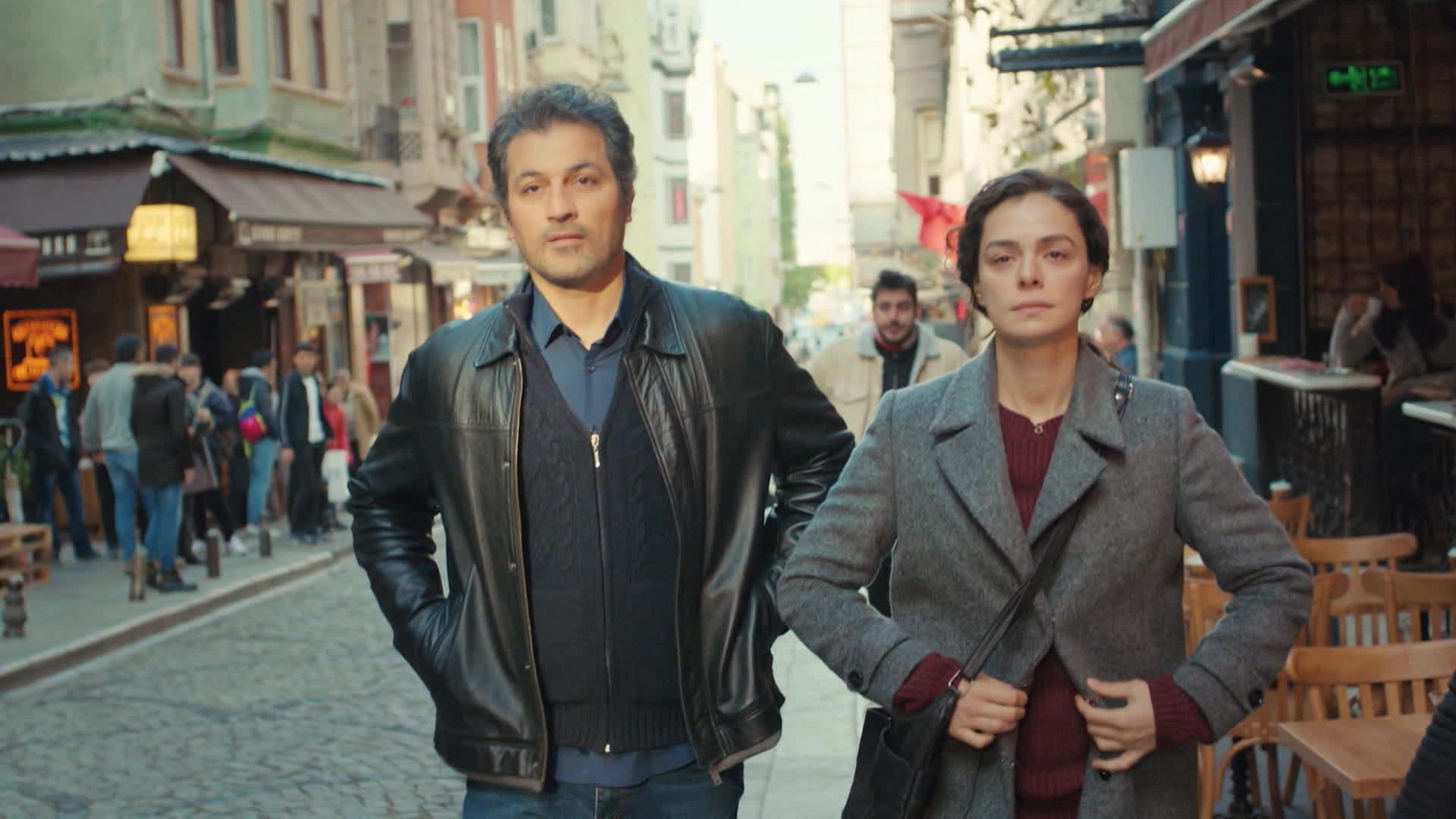 Feyyaz Duman (Arif Kara) e Ozge Ozpirincci (Bahar Cesmeli) in una scena de La Forza di una donna.