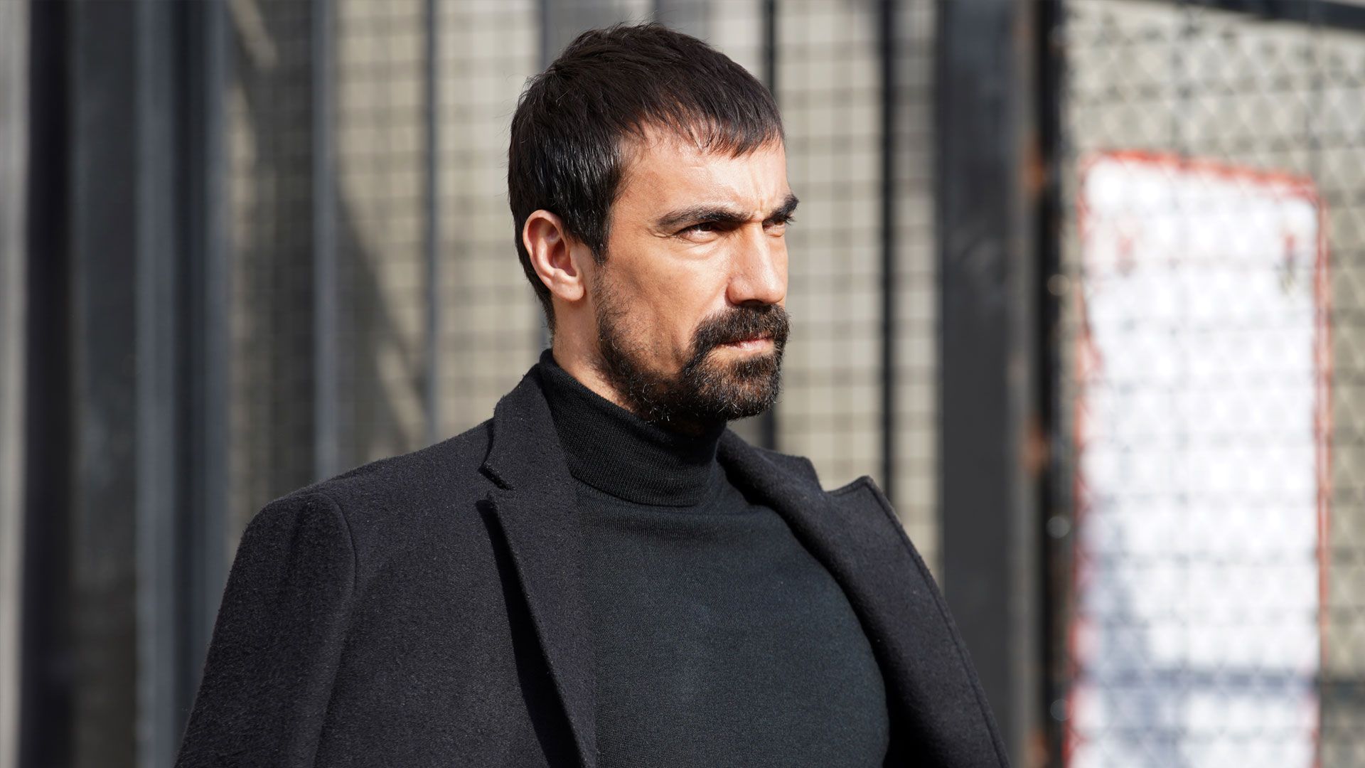 İbrahim Çelikkol (Mehdi) in una scena di My home my destiny 2