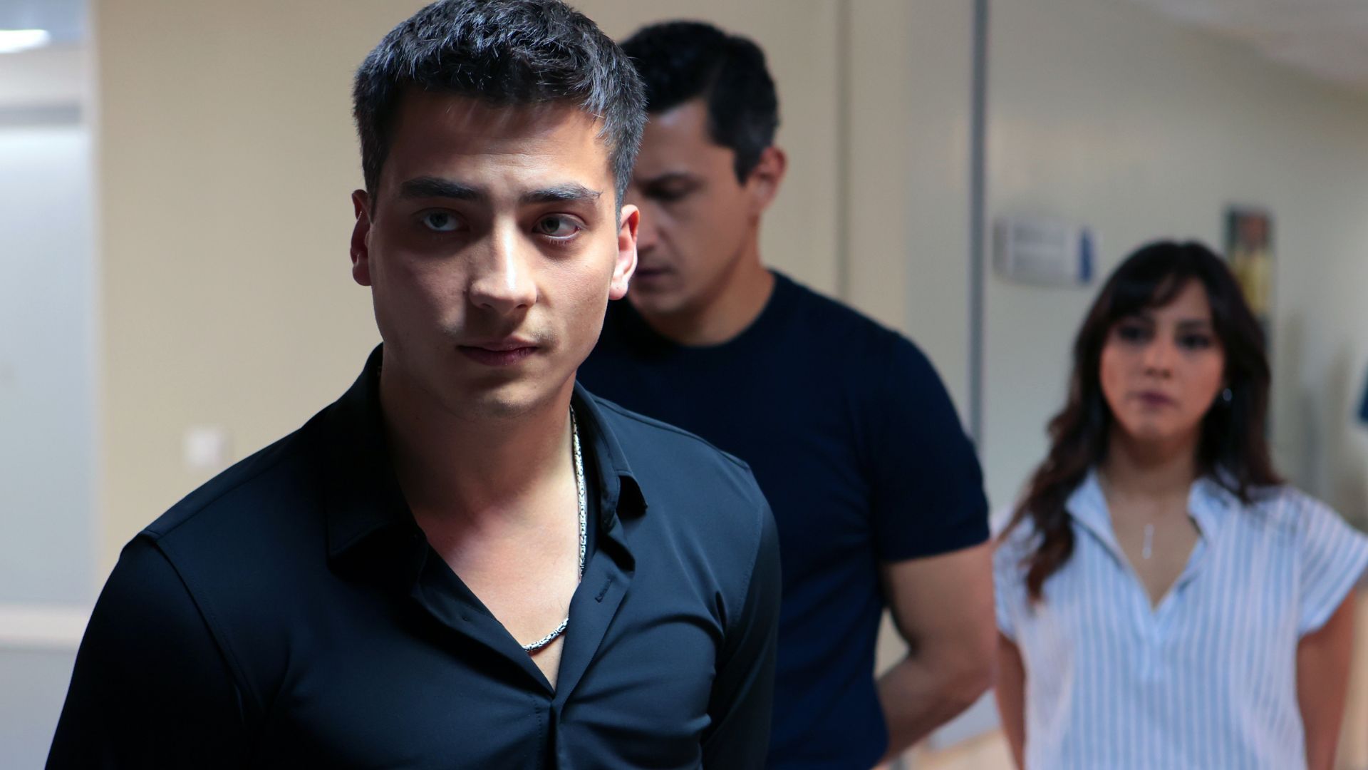 Atakan Özkaya (Kaya) in una scena di Far away
