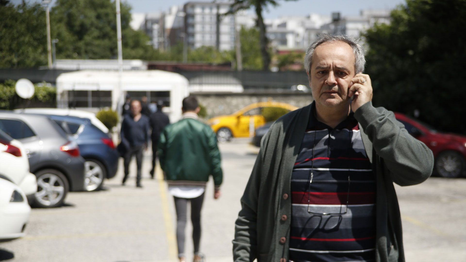 Şerif Erol (Enver Sarıkadı) in una scena di La forza di una donna