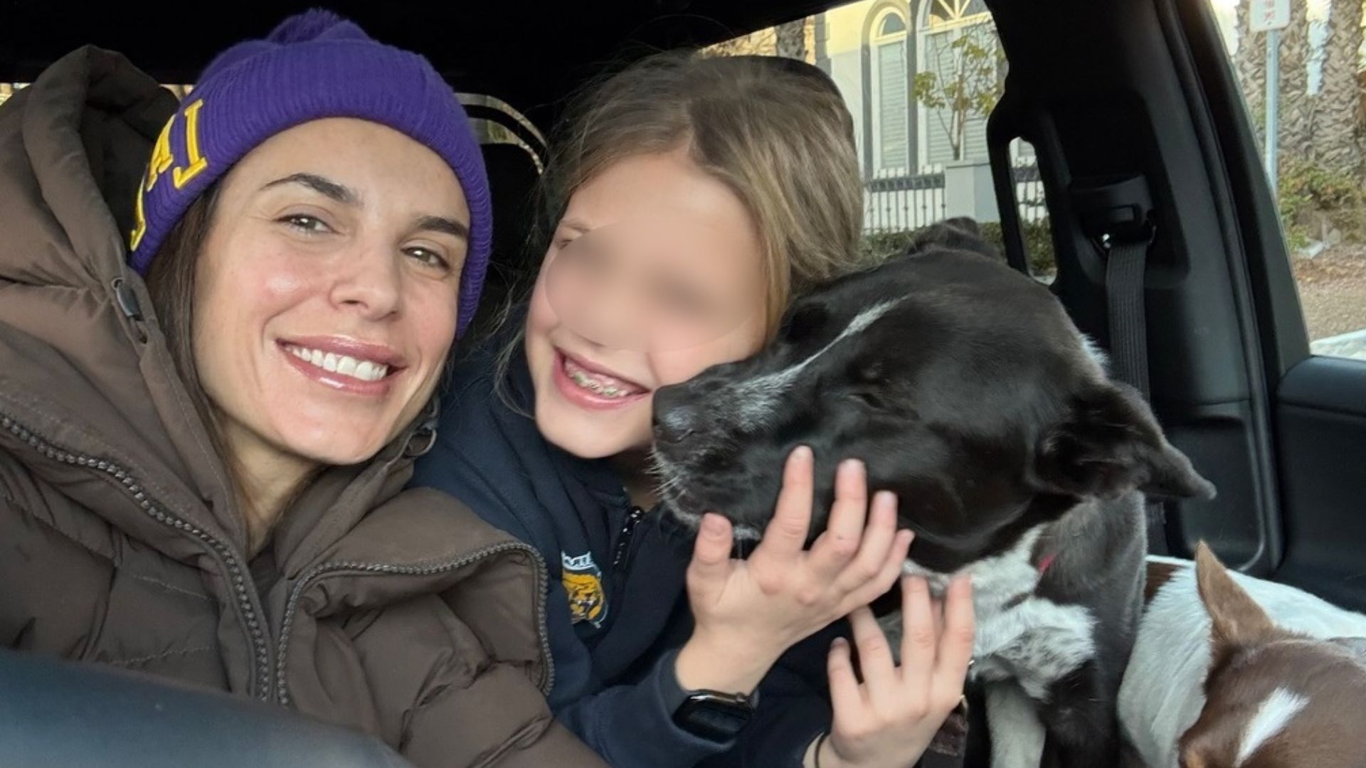 Elisabetta Canalis con la figlia Skyler e la cagnolona Josie
